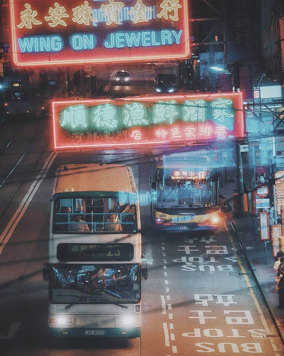 Berlin Tokyoさんのインスタグラム写真 - (Berlin TokyoInstagram)「Colourful neon signs brighten the dark night in Hong Kong. . . . #hellofrom #hongkong」6月26日 22時01分 - tokio_kid