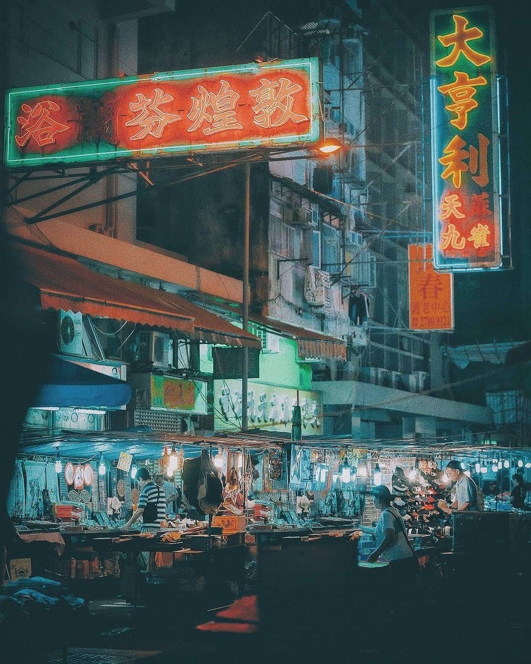 Berlin Tokyoさんのインスタグラム写真 - (Berlin TokyoInstagram)「Colourful neon signs brighten the dark night in Hong Kong. . . . #hellofrom #hongkong」6月26日 22時01分 - tokio_kid