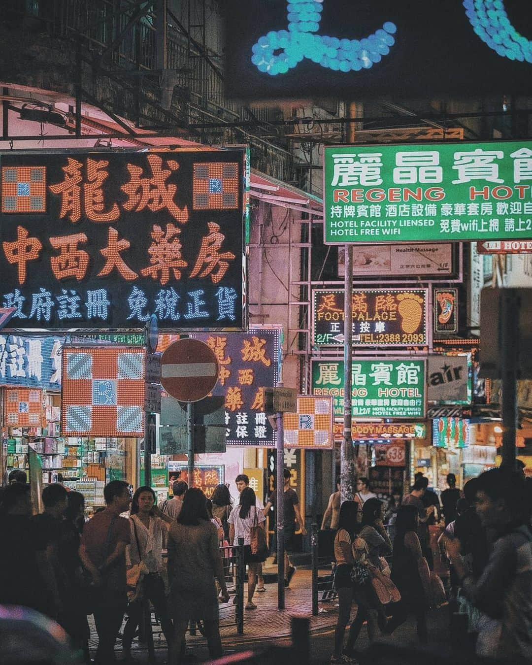 Berlin Tokyoさんのインスタグラム写真 - (Berlin TokyoInstagram)「Colourful neon signs brighten the dark night in Hong Kong. . . . #hellofrom #hongkong」6月26日 22時01分 - tokio_kid