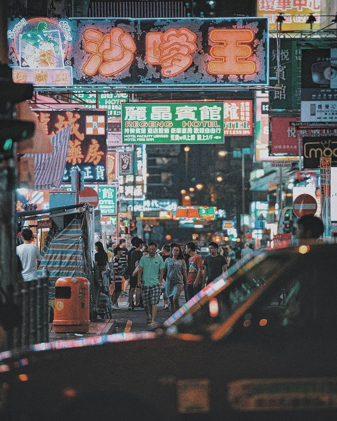 Berlin Tokyoさんのインスタグラム写真 - (Berlin TokyoInstagram)「Colourful neon signs brighten the dark night in Hong Kong. . . . #hellofrom #hongkong」6月26日 22時01分 - tokio_kid