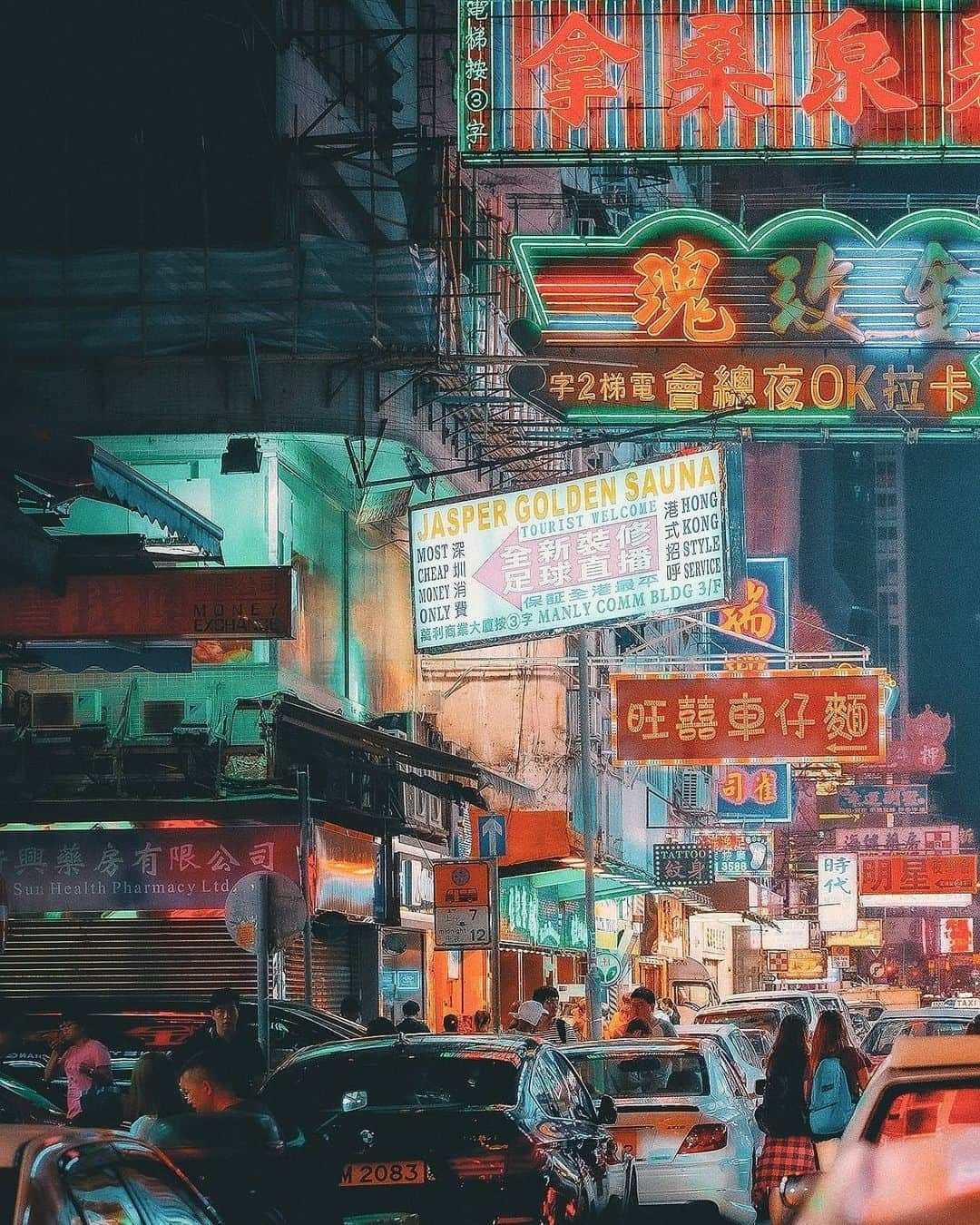 Berlin Tokyoさんのインスタグラム写真 - (Berlin TokyoInstagram)「Colourful neon signs brighten the dark night in Hong Kong. . . . #hellofrom #hongkong」6月26日 22時01分 - tokio_kid