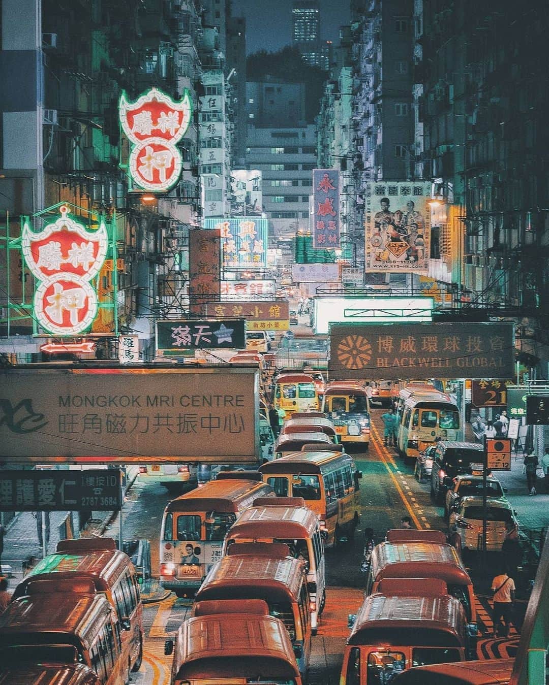 Berlin Tokyoのインスタグラム：「Colourful neon signs brighten the dark night in Hong Kong. . . . #hellofrom #hongkong」
