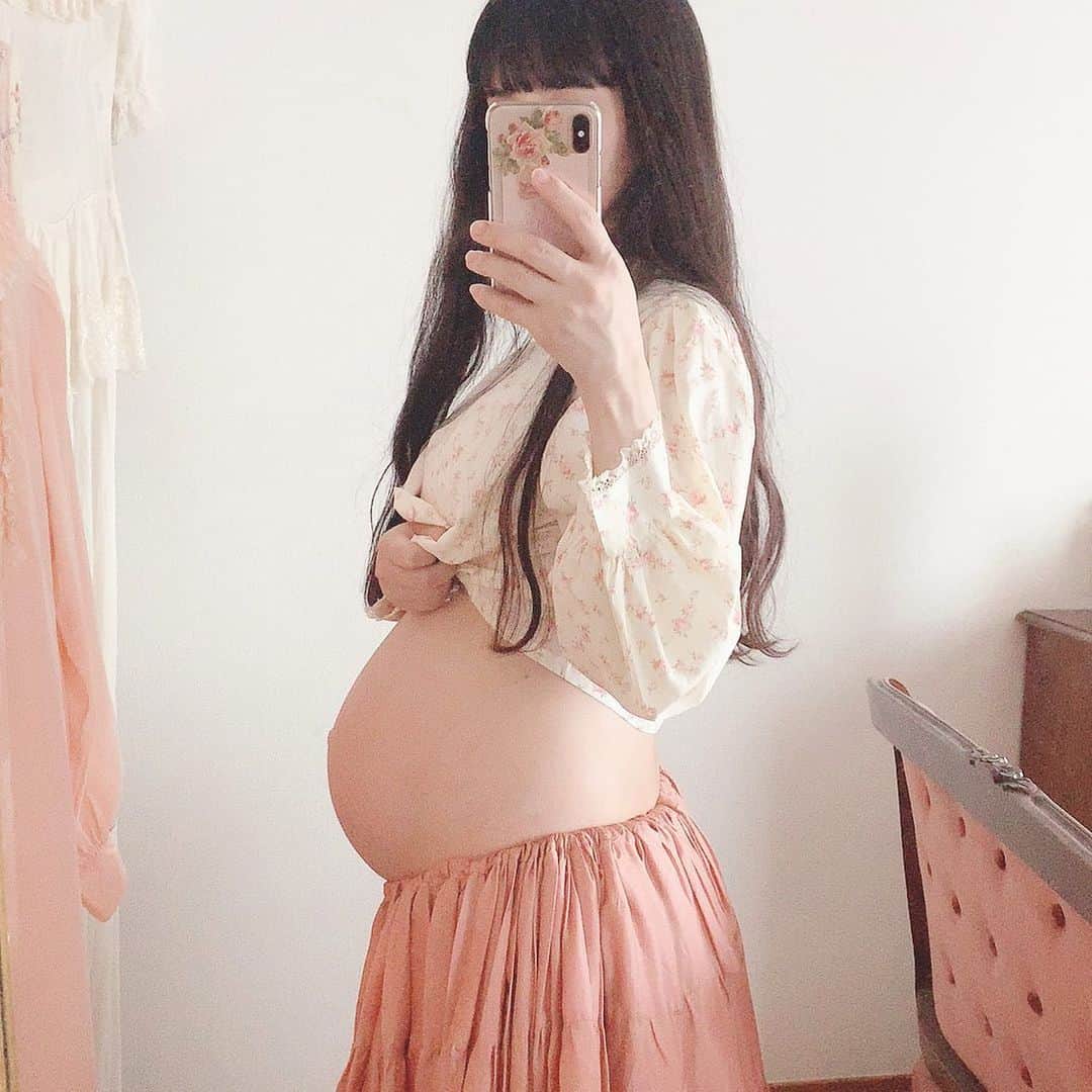 酒元麻衣（まいへー）のインスタグラム：「明日から38週🍑 おへそは出てるし、正中線も濃いのががっつり…😳🤣 . 明日は健診だけど、先週3000g近かったから3500gくらいになってるかもしれないなぁ😭✨ . 今日youtubeで色んな方の出産動画を見て泣いてた😭笑 どんな感じなのかまだ想像できない😭 赤ちゃんが頑張ってくれるから私も頑張る😢♡ . . 早く陣痛こないかな〜👶🏻♡」