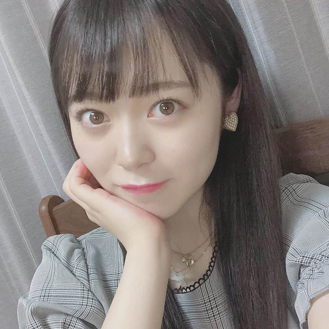 西川怜のインスタグラム：「ガーリーなお洋服も気分で着たりします♪ 新しいイヤリング、パールいっぱいで可愛い(* ॑꒳ ॑* ) ネックレスもリズリサ！！ 前にAKBのお祝いとしていただいて、ずっと大事に使っています(*´ω｀*) . . #イヤリング  #mermaidpink  #LIZLISA」