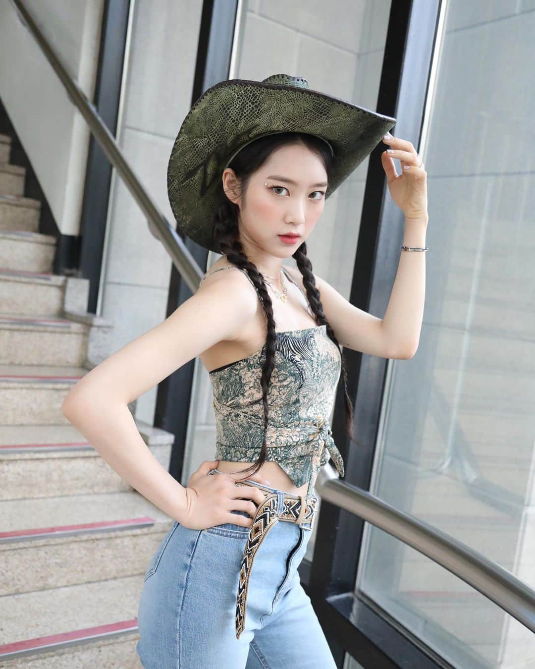 OH MY GIRLさんのインスタグラム写真 - (OH MY GIRLInstagram)「#COWGIRL ⠀ #오마이걸 #OHMYGIRL #OMG #지호」6月26日 22時13分 - wm_ohmygirl