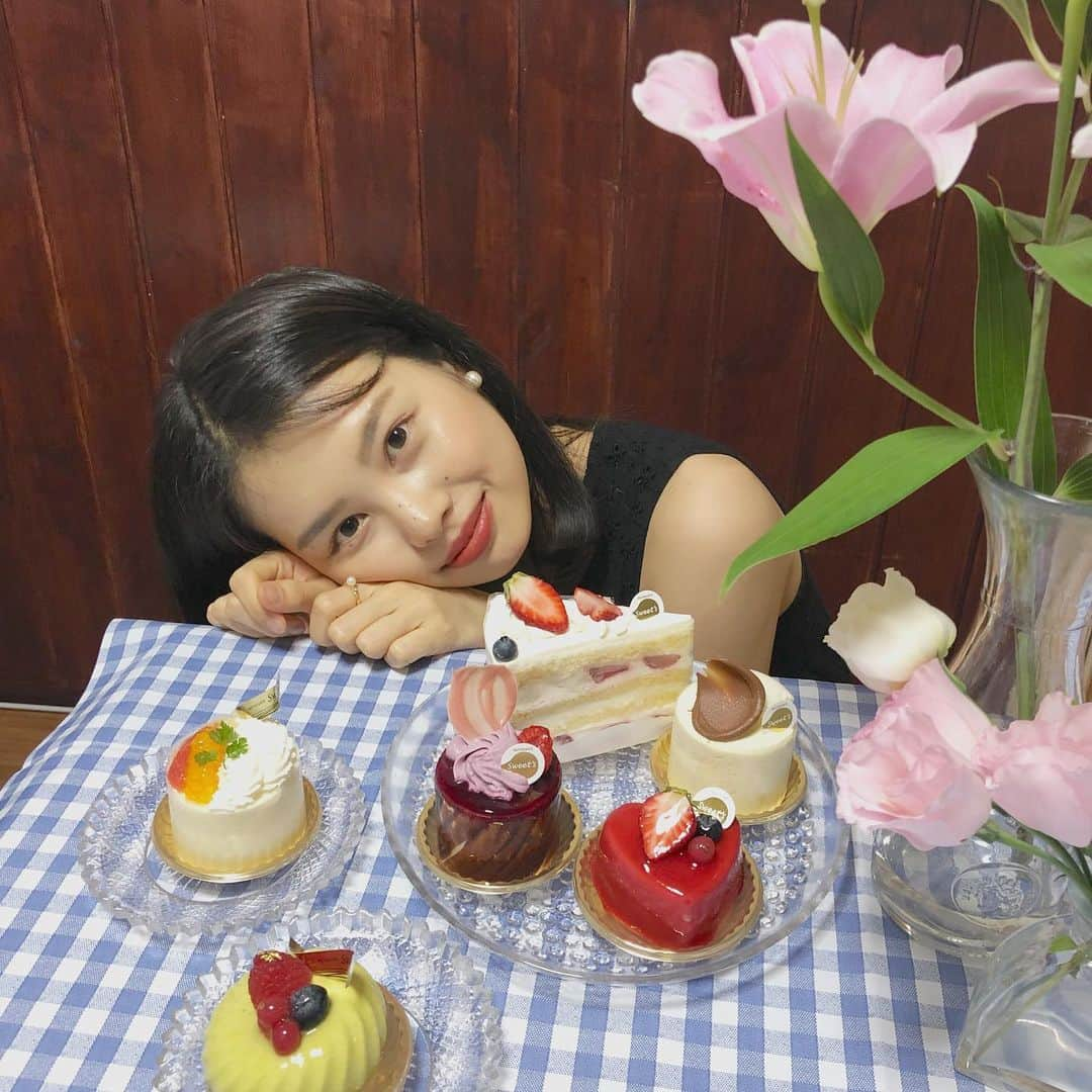 林穂乃花さんのインスタグラム写真 - (林穂乃花Instagram)「. 毎年誕生日を迎えることができて幸せです⋈ . . 私をこれまで見守ってくれて、沢山の愛で支えてくれている家族には、この先、感謝してもしきれません。 生まれ変わっても、両親の元で私として人生を送りたい⸝⋆ 22年はあっという間だった気がするし 長がった気もするし... もう23か！と思えば、まだ23か！とも思います◡̈⃝ 毎年不思議な感覚です⋈ . . いつも心温まる、笑顔になるDM、コメント ありがとうございます♡ 全部必ず読んでいるし、全部に目には見えない、いいねを返しています♡!!! いつも応援してくださる皆様がいるから、私はここにいることができます。 私を見つけてくれてありがとう♡」6月26日 22時18分 - honoka_hayashi