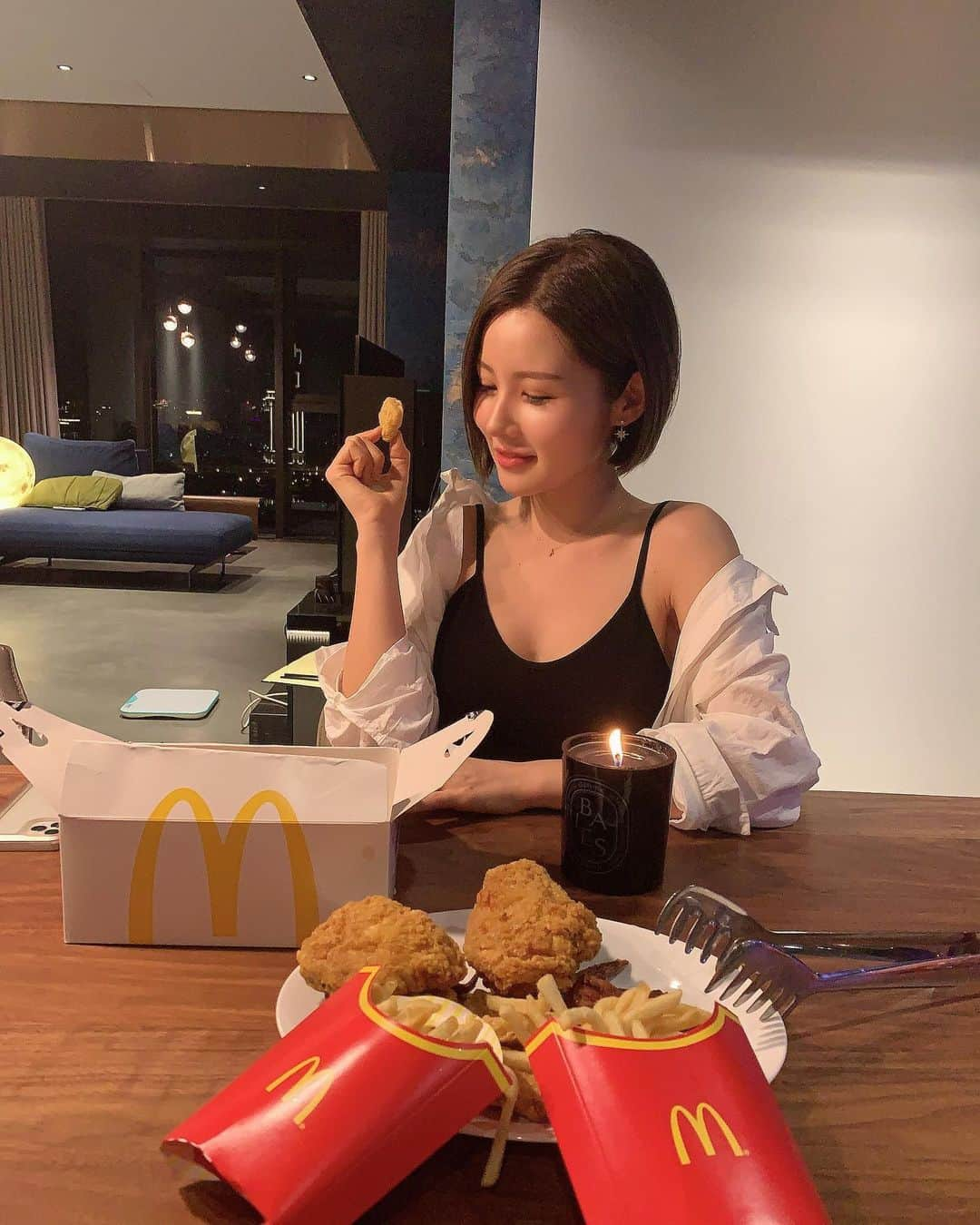 ソヨンのインスタグラム：「My Pre-Birthday celebration🥰lol﻿ ﻿ with McDonald🤣﻿ ﻿ Thank you💖lol﻿ ﻿ ﻿ マックで誕生日の前祝いwww﻿ ﻿ 一個も食べてない🤣﻿ ﻿ #prebirthday」