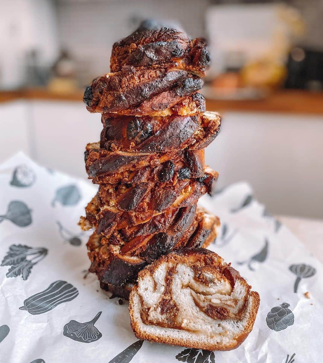 Eat With Steph & Coのインスタグラム：「Biscoff, baked ricotta and sour cherry babka collab from @shuklondon and @bubala_london 😍 tastes better than it looks! Get them in the double pack along with the chocolate cookie crumble version and take them to your next picnic! (Or eat them all yourself like I did 😳)  @thetessaproject  #shukbabkachallenge #babka #baking #lockdownbaking #shuklondon #boroughmarket #bubala #biscoff」