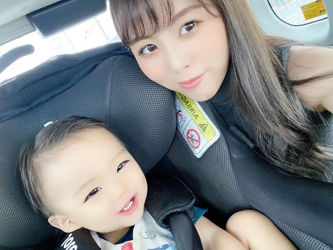 Momoeのインスタグラム：「. . 今日はみよが靴履いたまま 歩けるようになった記念日💖 感動したぁぁあ😭✨ . 家中歩き回ってるけど 靴履くと重いみたいで なかなか歩けなかったのに 今日スタスタ歩けるように...‼️✨ . 本当突然スタスタ 歩けるようになった😭✨ . あやがスパルタ教育してくれたおかげ🏀笑 そしてはじ姉のサポートのおかげ❗️ ありがとう笑 . お兄ちゃんに買って貰った靴2足と つばさに買って貰ったサンダル これで履きまくれるね💓 よかったねみよ💓 .  #happy #家事 #育児 #family #家族 #boy #smile #男の子 #息子 #code #love #lucky #kids #子供 #thankyou #宝物 #ベビー #fashion #follow #心 #縁 #パパ #ママ #家族写真 #男の子ママ #赤ちゃん写真 #photo #子育て #1歳 #flower」