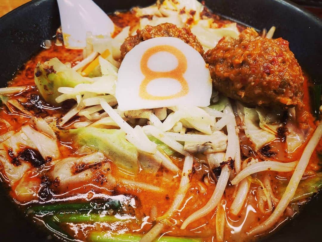 飯田嘉太のインスタグラム：「学生時代から辛い物が大好きで…🌶 ･ ･ ラーメン屋に行っても辛いメニューに手が伸びる…😆💦 ･ ･ 8番ラーメンの夏限定･野菜麻辣らーめん🍜 とても美味しいのでこの時期を待ち望んでました✨ ･ ･ 辛さが欲しいので辛肉を追加(笑) 痺れる辛さが堪りません😝 余ったスープは〆用のご飯を入れて 特製胡椒とラー油をかけるのが個人的にGood👍 ･ ･ 時々無性に食べたくなる… なんでやろ8番😋 ご馳走様でした🙏🏼 #ソウルフード #8番ラーメン #ラーメン #ramen #麻辣らーめん #痺れる辛さ #辛いラーメン #なんでやろ8番 #辛い物が好き #辛党 #辛麺部 #麺スタグラム」