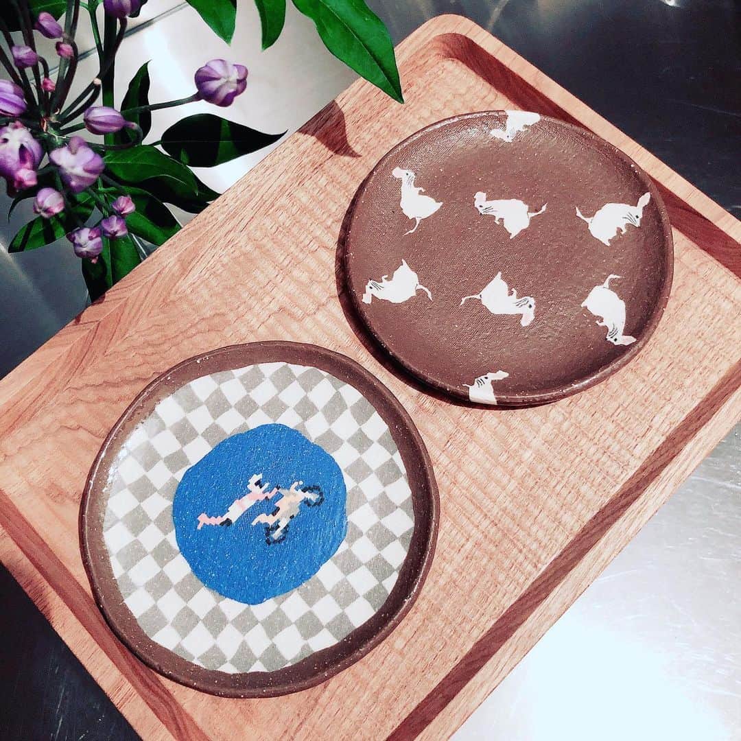 眞鍋かをりのインスタグラム：「現在出演中のテレビ東京「ニッポン行きたい人応援団」で拝見してから、ずっとずっと気になっていた練り込み作家・水野智路さん@tomoro.mの個展に行くことができました。 初日からほぼ完売でしたが、可愛いお皿が２枚買えました！ どの作品も本当に素晴らしいです。練り込み技術に感嘆しつつ、眺めていると心が和みます。」