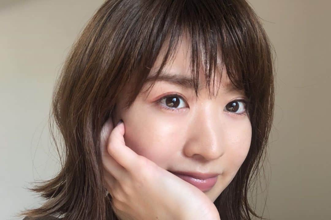 吉羽真紀さんのインスタグラム写真 - (吉羽真紀Instagram)「話題の @cliojapan のアイパレットの新作「＃07ピーチグルーヴ」を使ってメイクしてみました。 上まぶたはピンクパールシマーとマットレッドブラウン、 涙袋にざくざくラメのクリスタルグリッターをのせてみたよ。  捨て色がなくてどれも本当に使いやすい。マット、グリッター、シマーと質感の違う10色🍑 ピーチ・ゴールド系カラーで統一されているから、肌に馴染みやすくて浮かないし、てきとうに塗り重ねても問題ないです。失敗しない。 大判パレット初めて使ったけど、使いやすいし、これだけ入って3,400円は破格です🧚‍♀️💕 #クリオ #clio #cliomakeup #pr #アイパレット #gingermagazine」6月26日 22時27分 - makiyoshiba_0911