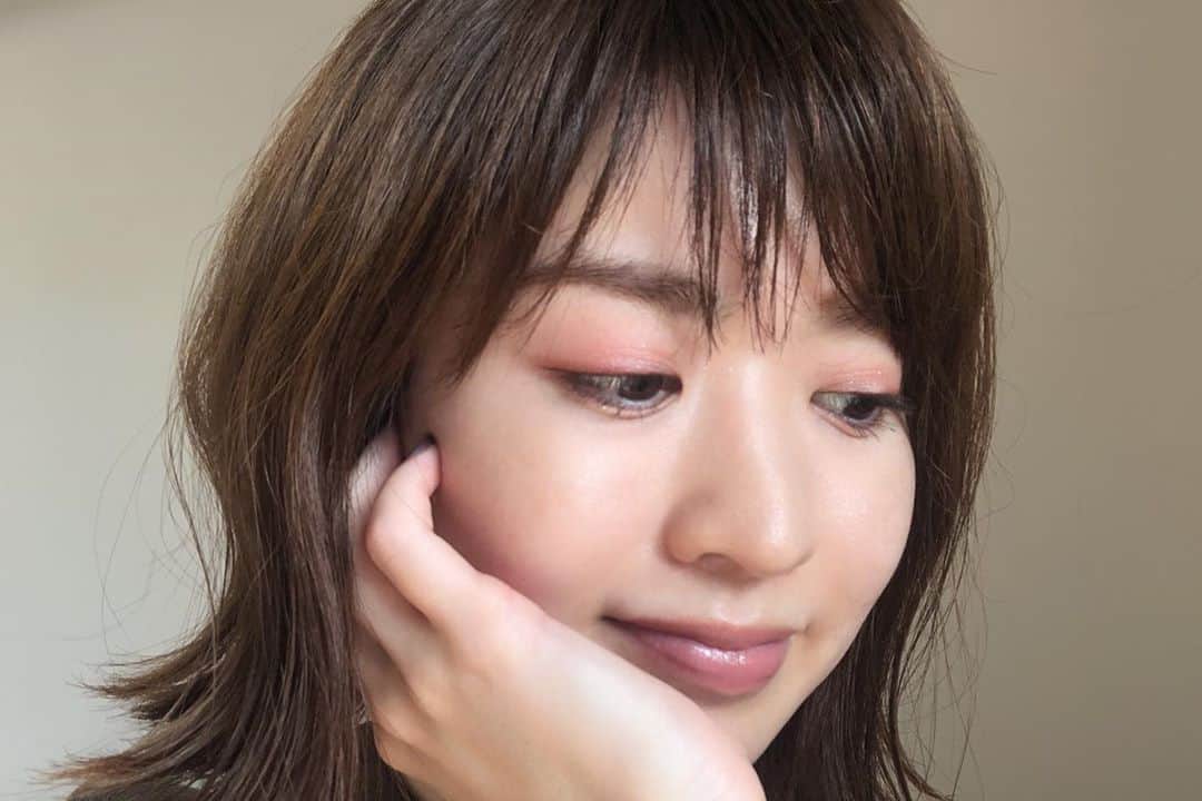 吉羽真紀さんのインスタグラム写真 - (吉羽真紀Instagram)「話題の @cliojapan のアイパレットの新作「＃07ピーチグルーヴ」を使ってメイクしてみました。 上まぶたはピンクパールシマーとマットレッドブラウン、 涙袋にざくざくラメのクリスタルグリッターをのせてみたよ。  捨て色がなくてどれも本当に使いやすい。マット、グリッター、シマーと質感の違う10色🍑 ピーチ・ゴールド系カラーで統一されているから、肌に馴染みやすくて浮かないし、てきとうに塗り重ねても問題ないです。失敗しない。 大判パレット初めて使ったけど、使いやすいし、これだけ入って3,400円は破格です🧚‍♀️💕 #クリオ #clio #cliomakeup #pr #アイパレット #gingermagazine」6月26日 22時27分 - makiyoshiba_0911
