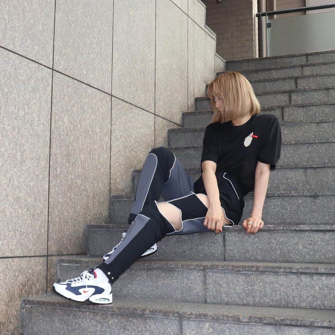 アトモスガールズ/atmos girlsさんのインスタグラム写真 - (アトモスガールズ/atmos girlsInstagram)「. 6/27(SAT)よりNIKE AIR MAX TRIAX USAが登場🔥90年代ルックの一足がリバイバル！クラシックなモデルなのでストリートスタイルはもちろん、あえてフェミニンなスタイルに合わせるのもオススメです✨ . #atmos#atmospink#nike #アトモス#アトモスピンク#ナイキサンダル」6月26日 22時27分 - atmos_pink_official