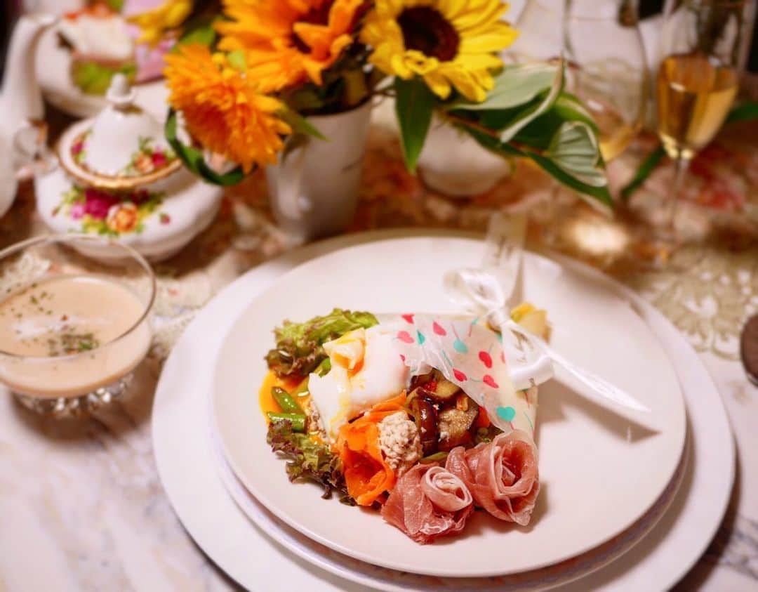 倉岡生夏のインスタグラム：「米粉クレープのブーケサラダ💐 ・ ・ ・ ６月7月は、フレンチとイタリアンレッスン💓 生徒さんが、ブーケサラダをかわいく盛り付けてくださいました💓 ・ ・ お野菜は無農薬のお野菜でマリネやラペにしてます⭐️ ・ ・ ・  #料理教室  #デリスタグラマー #ブーケサラダ  #愛され料理 #クッキングラム #レシピ #グルテンフリー  #サラダ  #delistagrammer  #gurutenfree  #cookingram  #愛され料理教室  #フレンチ料理 #7月 #無農薬 #米粉 #グルテンフリ」