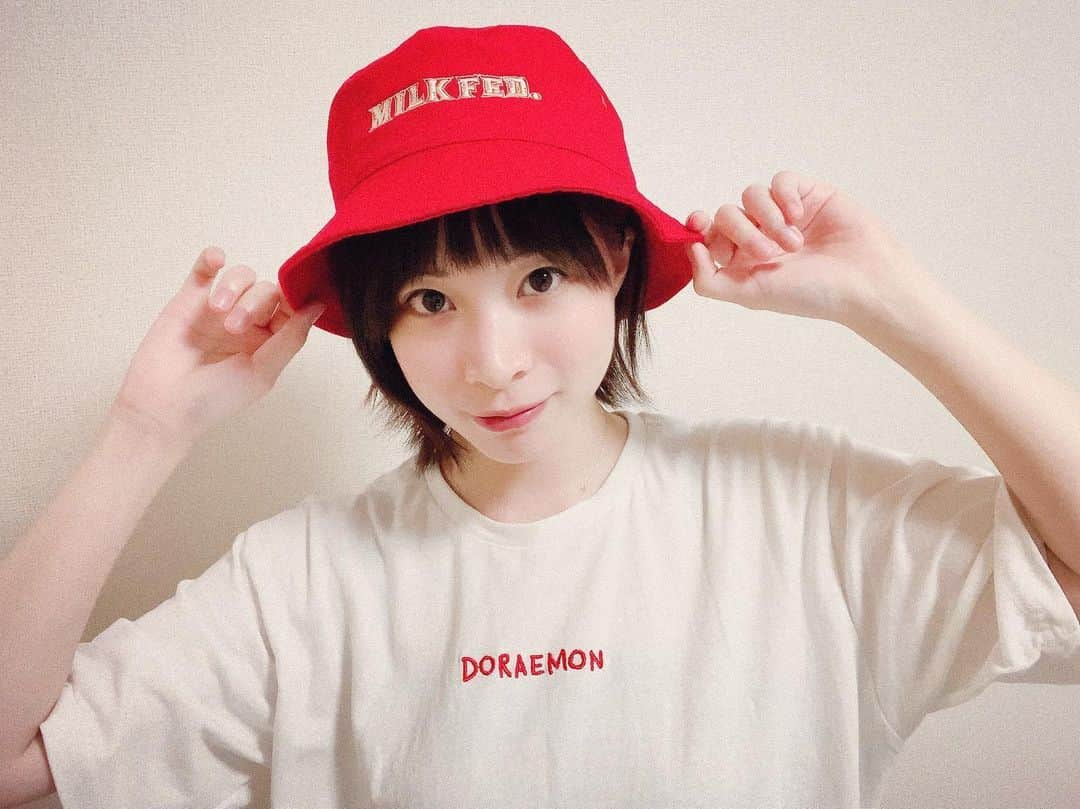 小菅怜衣さんのインスタグラム写真 - (小菅怜衣Instagram)「本日のこすげもん 。 . チャオパニックティピーとのコラボTシャツ！ 今年も着まくる〜\(´ω` )/！！ . . バックプリントがドラえもんと ひみつ道具たくさん描いてあって とてもキュートですっ。 . 夏はドラTが大活躍だから 嬉しいんだなー . . 帽子は大好きなブランドMilkfedです🥰 . . . . . #ドラえもん #ドラえもんグッズ #ドラえもん好きな人と繋がりたい #ドラえもんコーデ #ドラえもん大好き #ドラえもんtシャツ #ドラえもん50周年 #doraemon  #今日のコーデ #todayscode #milkfed #ミルフェ女子 #ミルクフェド #instafashion #ootd #instadaily #photography」6月26日 22時35分 - kosuge_rei