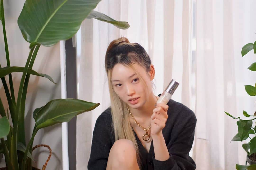 フェルナンダ・リーのインスタグラム：「Skin care routine videoooo Please check it out!  https://youtu.be/iGw1d79VNZo  Link is also in my bio 🤠」