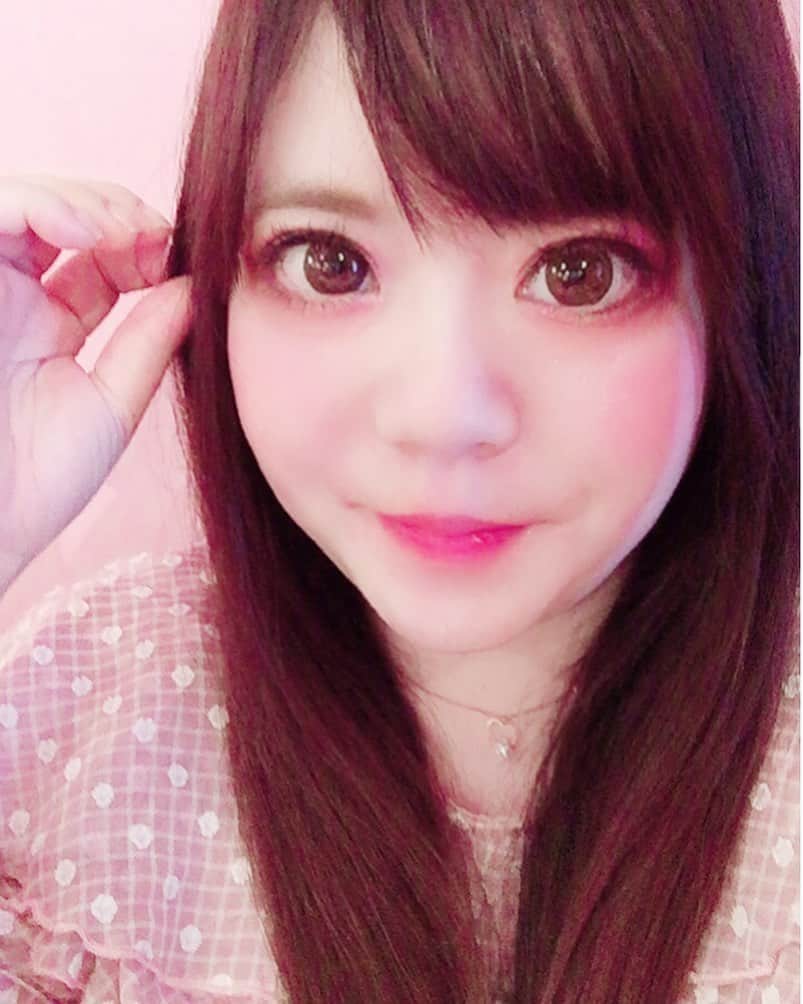 hoshizaki eriのインスタグラム：「仕込みで久しぶりに髪を切りました💖 前髪切りたくてバッサリ切ってもらって 全体的に軽くなったよー❣️ 服も髪色も背景もピンクー💖 ピンク大好きです💗 . . #newhairstyle #pinkcolor #longhairstyles  #beautygrammer  #beaustagrammer  #ビューティーグラム #サロモ仕込み  #pinkstagram  #pinkpinkpink💕  #メイクもピンク系 #ピンク星人 #hairmodel  #salonmodel  #美容ライター #pleaselikeit  #likebackalways  #followme  #followback  #相互フォロー  #스타일링  #맞팔  #팔로미  #뷰티인스타  #화장품스타그램  #인생템  #화장품추천  #머리스타그램」