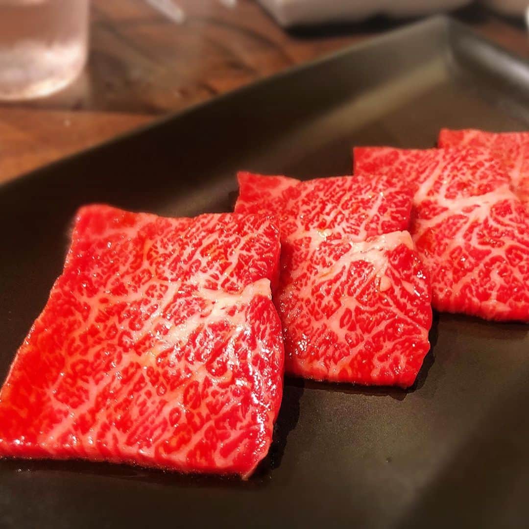 DJ TAROさんのインスタグラム写真 - (DJ TAROInstagram)「肉活も徐々に復活❗️ 久々の渋谷は新井屋 厚切りタンにカイノミもNICE赤身＋程よいサシ感。更にハツステーキにたっぷりブルゴーニュバターに昇天🤩シメは名物モンクスープに文句なし あ、みんな僕を見て笑ってたけど何でだろ🤣 #グルたろ #和牛 #焼肉 #焼肉ダフトパンク」6月26日 22時48分 - djtaro