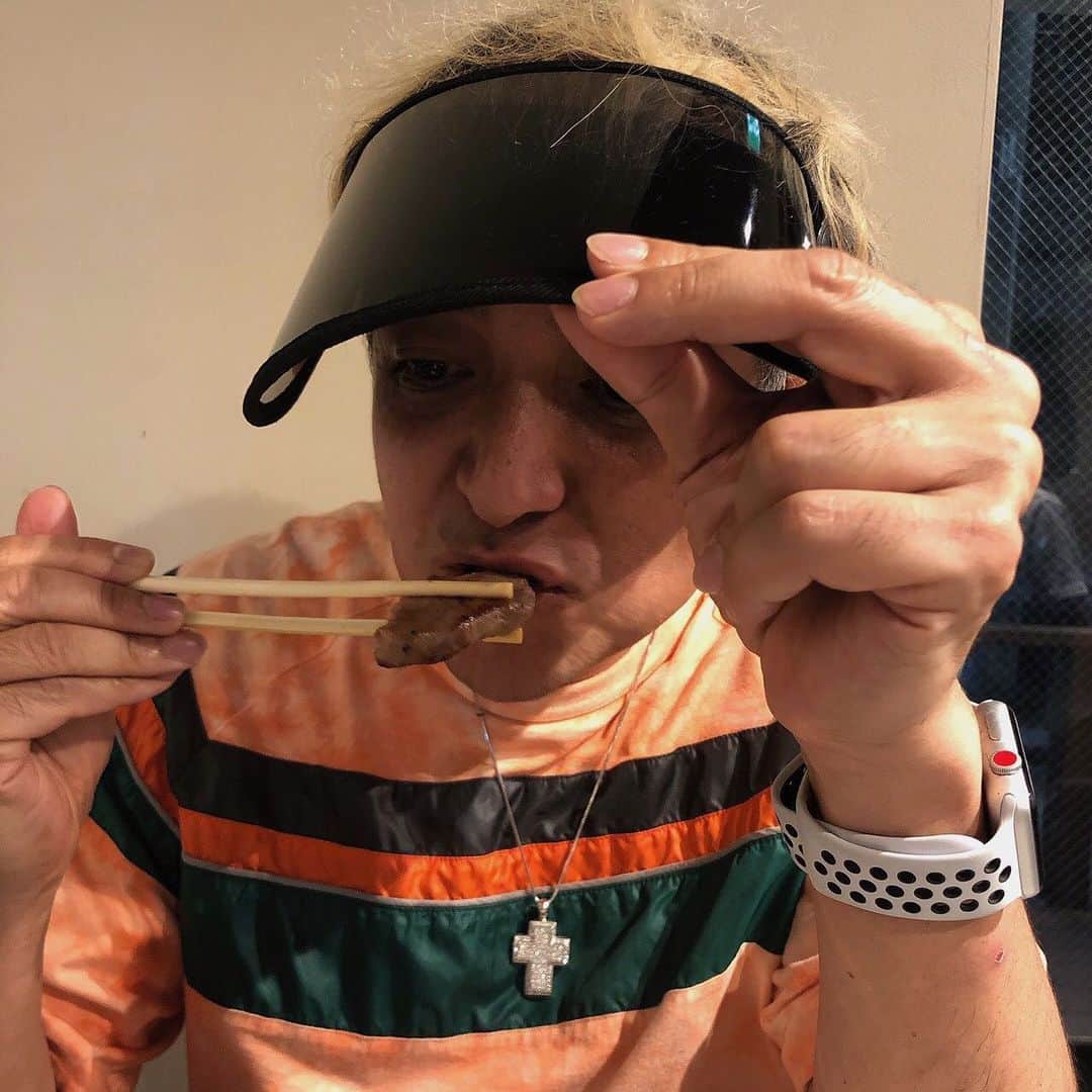 DJ TAROさんのインスタグラム写真 - (DJ TAROInstagram)「肉活も徐々に復活❗️ 久々の渋谷は新井屋 厚切りタンにカイノミもNICE赤身＋程よいサシ感。更にハツステーキにたっぷりブルゴーニュバターに昇天🤩シメは名物モンクスープに文句なし あ、みんな僕を見て笑ってたけど何でだろ🤣 #グルたろ #和牛 #焼肉 #焼肉ダフトパンク」6月26日 22時48分 - djtaro