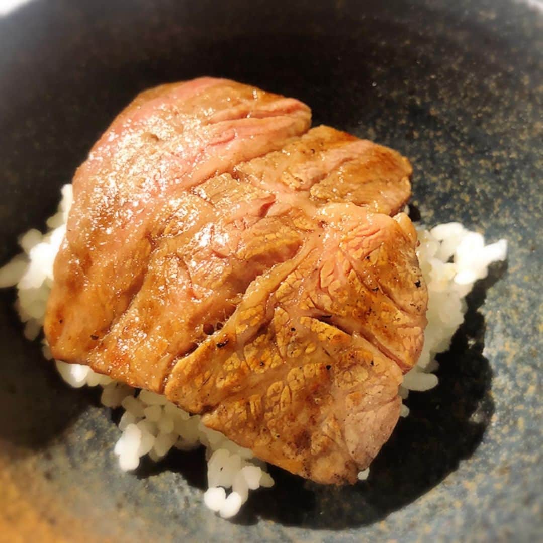 DJ TAROさんのインスタグラム写真 - (DJ TAROInstagram)「肉活も徐々に復活❗️ 久々の渋谷は新井屋 厚切りタンにカイノミもNICE赤身＋程よいサシ感。更にハツステーキにたっぷりブルゴーニュバターに昇天🤩シメは名物モンクスープに文句なし あ、みんな僕を見て笑ってたけど何でだろ🤣 #グルたろ #和牛 #焼肉 #焼肉ダフトパンク」6月26日 22時48分 - djtaro