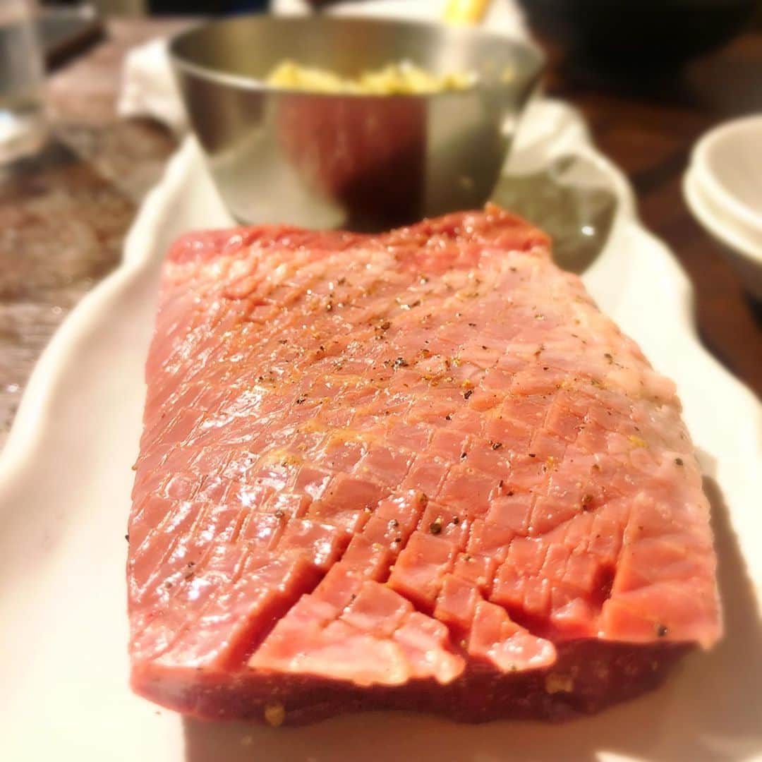 DJ TAROさんのインスタグラム写真 - (DJ TAROInstagram)「肉活も徐々に復活❗️ 久々の渋谷は新井屋 厚切りタンにカイノミもNICE赤身＋程よいサシ感。更にハツステーキにたっぷりブルゴーニュバターに昇天🤩シメは名物モンクスープに文句なし あ、みんな僕を見て笑ってたけど何でだろ🤣 #グルたろ #和牛 #焼肉 #焼肉ダフトパンク」6月26日 22時48分 - djtaro