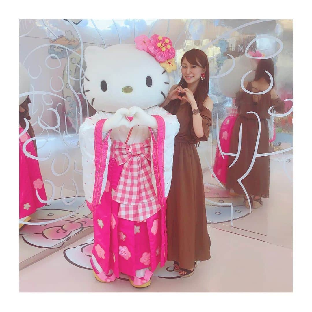 愛聖りささんのインスタグラム写真 - (愛聖りさInstagram)「.﻿ 念願の #hellokittysmile に行ってきたよ👏✨﻿ キティちゃん…可愛かったなぁ🥺💓﻿ #hellokittyshowbox も行ってみたい🎀﻿ . #hellokitty #kitty #sanrio #awajishima #ハローキティ #キティちゃん #サンリオ #淡路島 #遠足 #プチ旅行 #instalike #instastyle #followme #🐱 #🎀 #❤️」6月26日 22時59分 - risa_aise