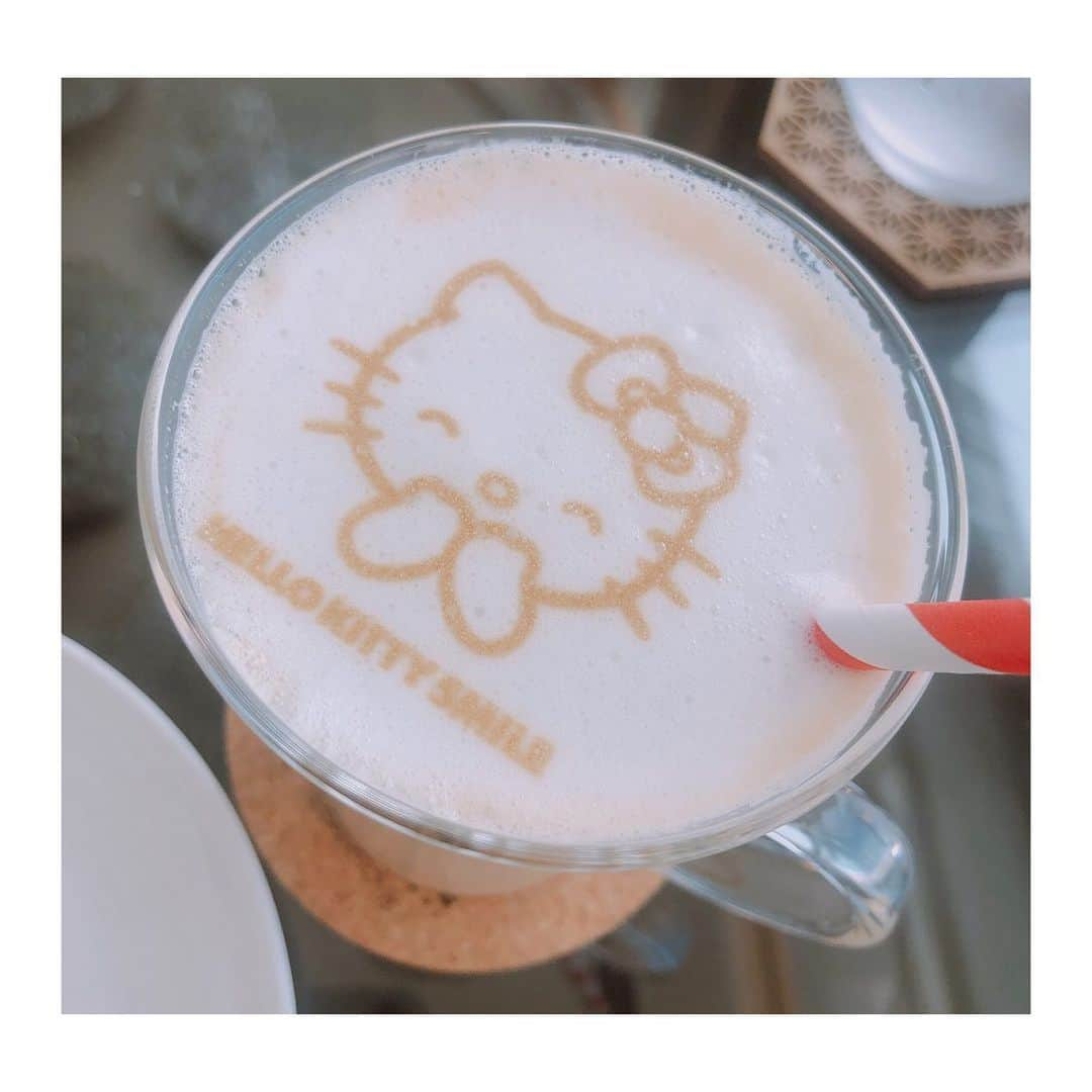 愛聖りささんのインスタグラム写真 - (愛聖りさInstagram)「.﻿ 念願の #hellokittysmile に行ってきたよ👏✨﻿ キティちゃん…可愛かったなぁ🥺💓﻿ #hellokittyshowbox も行ってみたい🎀﻿ . #hellokitty #kitty #sanrio #awajishima #ハローキティ #キティちゃん #サンリオ #淡路島 #遠足 #プチ旅行 #instalike #instastyle #followme #🐱 #🎀 #❤️」6月26日 22時59分 - risa_aise