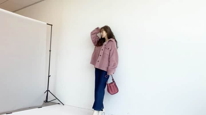 平木愛美のインスタグラム：「shooting @rirandture_official 💞💜🍂 hairmake / @konomi.hm  撮影ではもう秋冬モードです。アウターだよー！コートだよー！お楽しみにですね。  一週間、いろんなブランドさんのお撮影でした。毎日がなんだかとてもあたたかくて 日々のお仕事に感謝で、スタッフさんがた、撮影チームに恵まれて、ほんとうにほんとうに幸せです。 私にとってひとつひとつの現場が大切な場所。 . なんかもう、この頃大切な周りのあたたかさにふれてて、ひたひたで、愛に溢れすぎてて、 もうわたしが愛で溶けそう⚪️ はぁ。しあわせな気持ちが溢れるほどに、どんどん増す、しあわせ。  愛が溢れるままにかくね。笑 連鎖で広がりますように🕊  皆さんよき週末を💕」