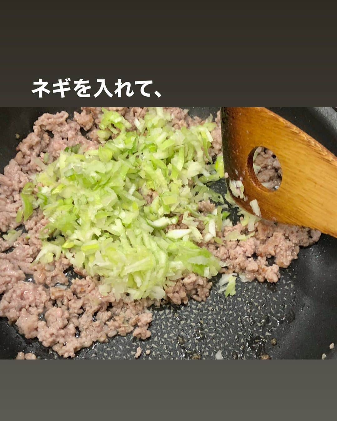 utoshさんのインスタグラム写真 - (utoshInstagram)「【レシピ画像付き】すぐに作れる簡単チャーハン！﻿ ﻿ 具材はネギとひき肉の2つあればいいだけの簡単チャーハン。#在宅楽飯 にオススメ！﻿ ﻿ ストーリーに投稿しましたが、僕たちが考案した #在宅楽飯 が「平日ランチ革命」という本に取り上げて頂きました。巻頭で特集＆インタビューを受けさせて頂いてます。﻿ ﻿ その部分でもちょっと触れたのですが、このアフターコロナを生きることになった我々男性は、料理男子とか、男飯とかのイメージにある「時間とお金を惜しまない休日ごはん」ではなくて、男性、女性は関係なく「日々の食事としての料理」を作る必要があるんじゃないかと思います。﻿ ﻿ そのためには、男性もサッと作れる料理を沢山覚えて、家事を助けられる料理を作ってほしいと思います！﻿ ﻿ ﻿ このチャーハン。﻿ 本当に簡単な作り方ですが、最大限美味しいので、﻿ ぜひ作ってみてください！﻿ ﻿ ﻿ レシピはこちら↓﻿ ＿＿＿＿＿﻿ ﻿ 挽肉ねぎチャーハン（2人分）﻿ ﻿ 【材料】﻿ 白米 茶碗2杯（500g）﻿ 豚ひき肉 120g﻿ ネギ 10〜15cmくらい（50g）﻿ ﻿ 醤油 大さじ1﻿ 塩　小さじ1/4﻿ ﻿ サラダ油　大さじ2﻿ ﻿ 紅ショウガ　適量（お好みで）﻿ ﻿ ﻿ 【作り方】﻿ （1）ネギをみじん切りにする。白米は早めにお釜から出し、少し冷ましておく。﻿ ﻿ （2）フライパンに油を引き、ひき肉を炒め、ネギを入れて炒めあわせ、白米を入れて切る様に混ぜ合わせ、ご飯をホロホロにし、しょう油と塩を入れて炒め合わせる。皿に盛りつけ、紅ショウガをのせたら完成。﻿ ﻿ ＿＿＿＿＿﻿ ﻿ ﻿ ぜひ作ってくださいね！﻿ No local No food おいしく楽しく！﻿ ﻿ ﻿ #チャーハン #焼飯 #簡単レシピ﻿ #スタートUPレシピ_utosh #スタートUPレシピ #スタートアップレシピ #とりあえず野菜食﻿ ﻿ #ellegourmet#lunch#brunch#breakfast#foodporn#instagramjapan#vsco#IGersJP#onthetable#ランチ#おうちカフェ#うちごはん#暮らし#フーディーテーブル﻿ #cooking#homemade#おうちごはん#朝ごはん#japanesebreakfast#f52grams」6月26日 22時53分 - utosh