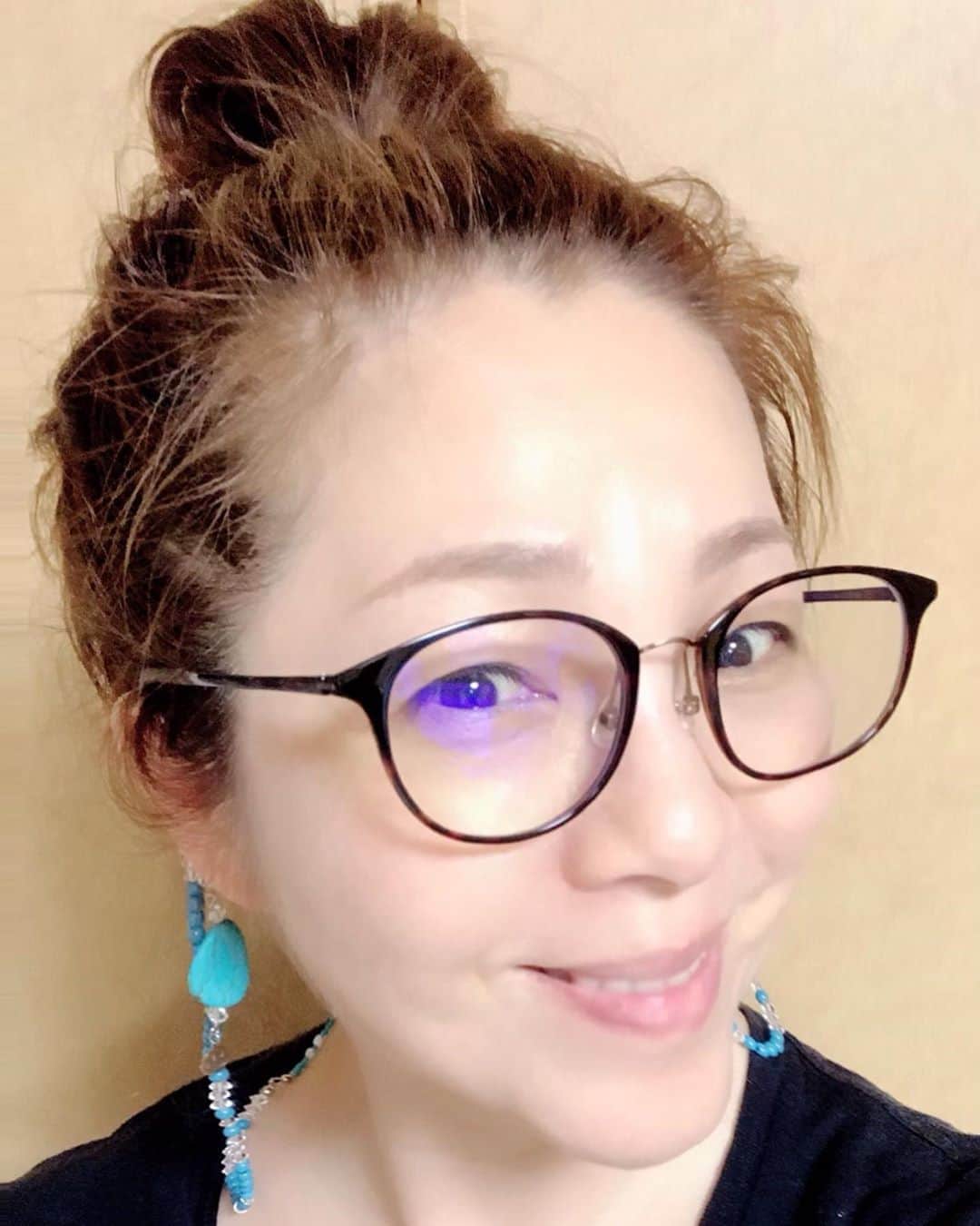 井上貴子のインスタグラム：「メガネホルダーチェーンを 作ってみたー^ ^  とりあえず自分用と試作品。 試作品は友達に試してもらって 改良点をあげてもらうため。  指先と目と インスピレーションが 確かなうちに（笑）  楽しくて仕方ないけど。  やり出すと時間忘れて 没頭してしまうから。  やる日を決めて集中してやってる。  やらなきゃいけないこと やりたいこと  たくさんある。  そして コロナ禍ではあるけど  自分の心がウキウキする 仕事の打ち合わせや  コロナ禍真っ最中でも 欠かさずやっていた トレーニング時間たち  そしてライブ配信という 新しいコミュニケーション。  ソレが あるからこそ こうして趣味に無心で励める^ ^  全てのことに愛を注げる^ ^  Happyで^ ^  コロナ問題に携わる 全ての皆様。  心から 感謝しています。  #井上貴子  #LLPWX #女子プロレス #紅緒と柊音 #トイプードル #メガネホルダーチェーン #イチナナ配信27日11時半 #感謝 #STOPCOVID19」