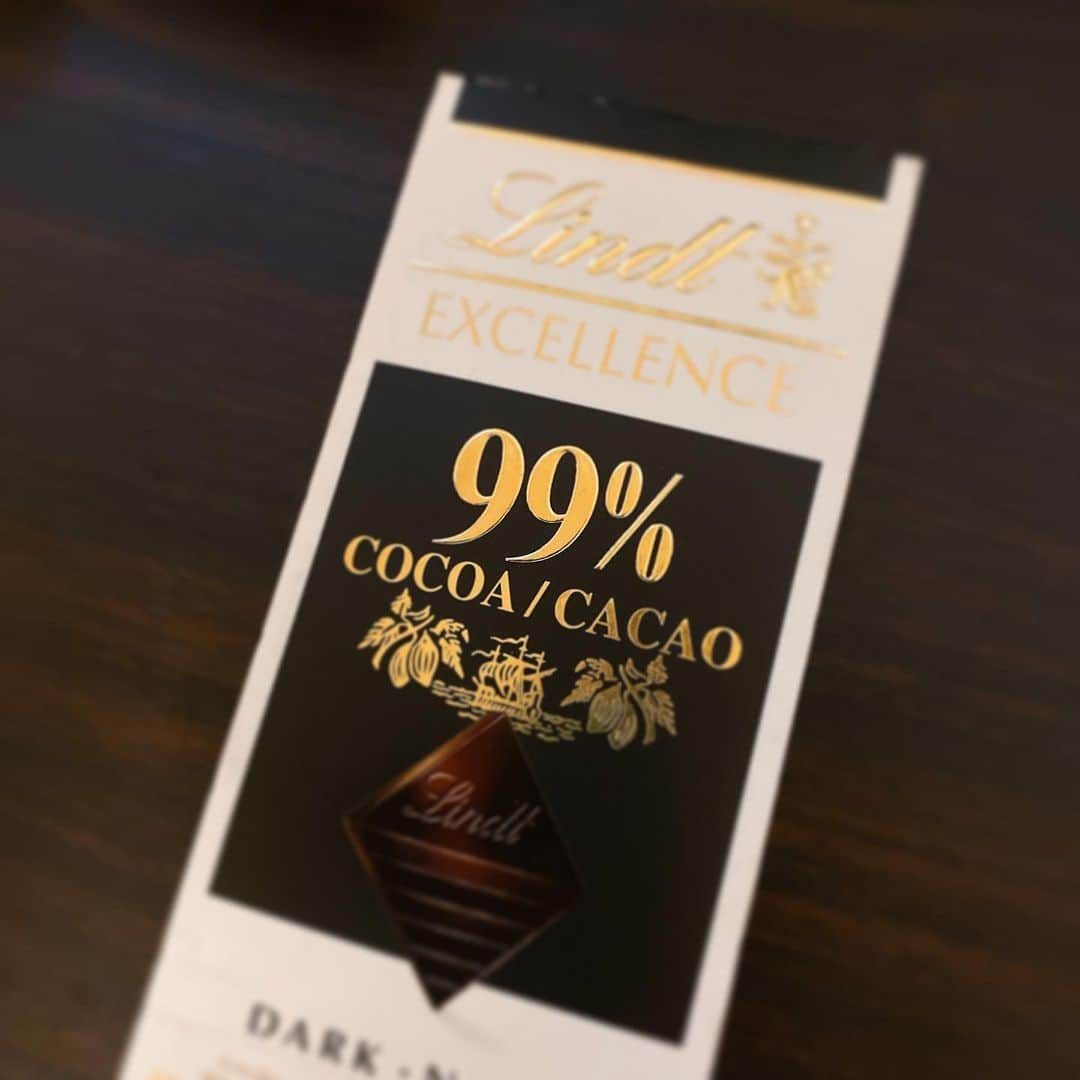 関口愛美さんのインスタグラム写真 - (関口愛美Instagram)「Chocolate🍫99%ともなると全然甘くない。。けど流石リンツ、美味しい…！ #lindt #lindtchocolate #99 #bitterchocolate #ダイエットおやつ」6月26日 22時57分 - sekiguchiaimi