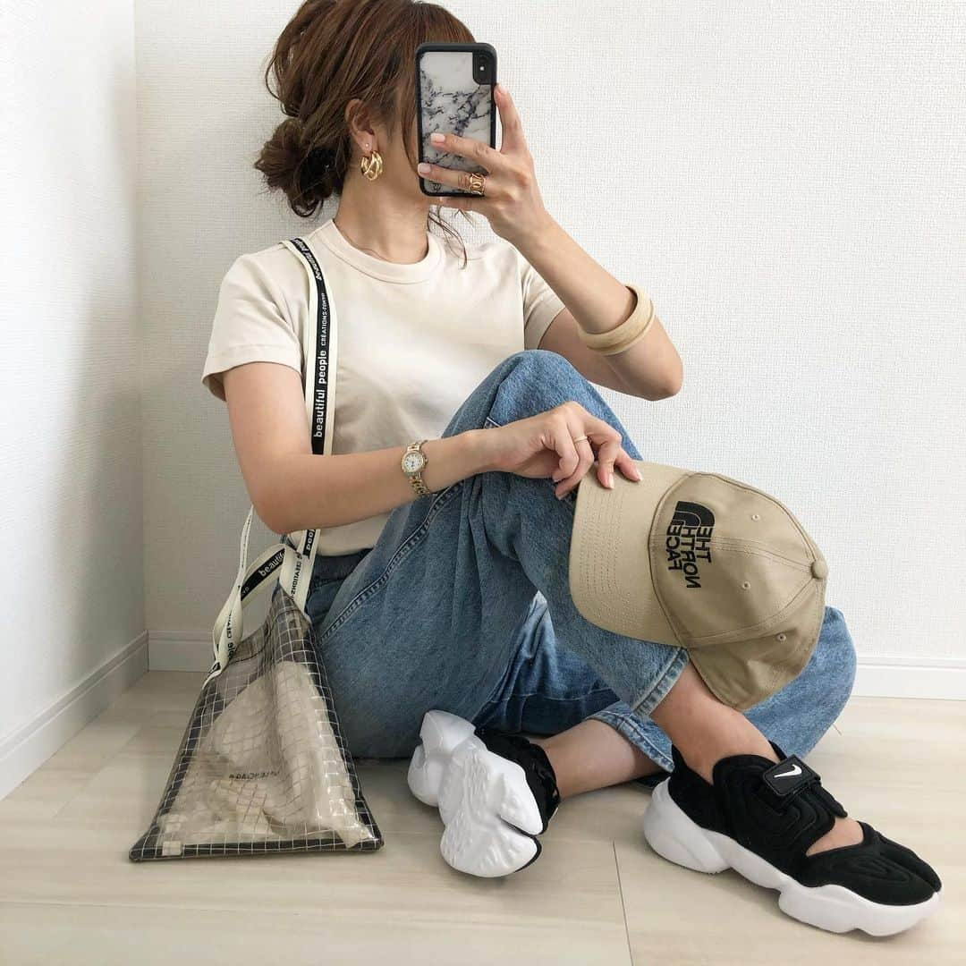 Miyoさんのインスタグラム写真 - (MiyoInstagram)「2020.6.26 ・ 今日からまたUNIQLO限定価格になっている クルーネックT🤍 1枚あるとかなり使える‼︎ もっちりした程よい厚みの生地はとても790円には見えないです🥰👌🏻 ブラック、ホワイト、ベージュを持っています♡(全てLサイズ) ・ #クルーネックT …#UNIQLO#ユニクロ デニム…#UNIQLOU バッグ…#beautifulpeople#loewe バングル・クリアサンダル… @lavishgate ピアス…#ZARA#ザラ 靴…#NIKE アクアリフト ・ ・ ・ #Tシャツ#UNIQLOコーデ#ユニクロコーデ#ザラコーデ#ザラジョ#夏コーデ#ヘアアレンジ#今日のコーデ#ママコーデ#ママファッション#プチプラ#プチプラコーデ#プチプラファッション#着回しコーデ#シンプルコーデ#カジュアルコーデ#デニムコーデ#30代コーデ#大人カジュアル#大人可愛い#きれいめコーデ」6月26日 22時58分 - miyopu