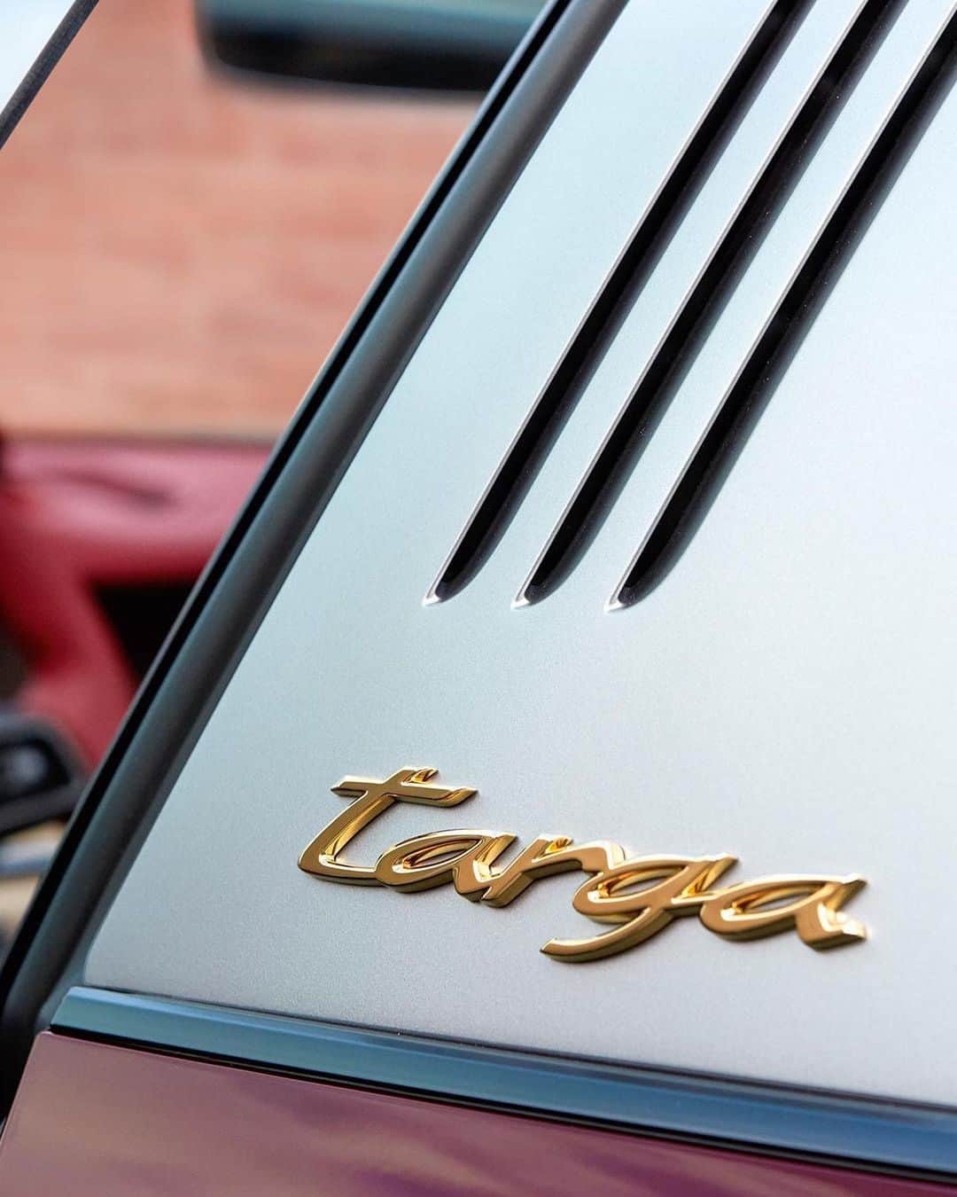 Porscheさんのインスタグラム写真 - (PorscheInstagram)「Worth its weight in gold – the gold-coloured lettering is a historical design element that the 911 Targa 4S Heritage Design Edition revives – and brings to the modern age. Click the link in our bio to find out more.  #PorscheExclusiveManufaktur #IconsOfCool __ 911 Targa 4S Heritage Design Edition: Fuel consumption combined: 9,9 l/100 km; CO2 emissions combined 235 – 227 g/km.」6月26日 23時00分 - porsche