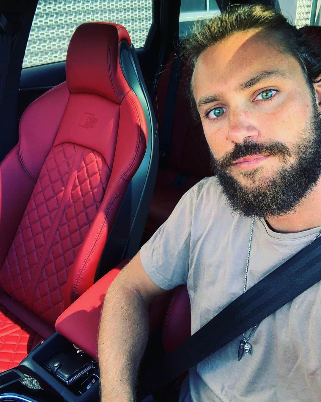 Bastian Bakerさんのインスタグラム写真 - (Bastian BakerInstagram)「Last few days been crazy, so happy to see all my friends and family again!! Also So happy to finally get to drive my new @audischweiz S4! super elegant sports car with 347 HP + new technologies, Diesel engine and the special red S sportseat I asked for 🔥🔥 chek out the video in my story to see the outside look 😈 #audiswitzerland」6月26日 23時02分 - bastianbaker