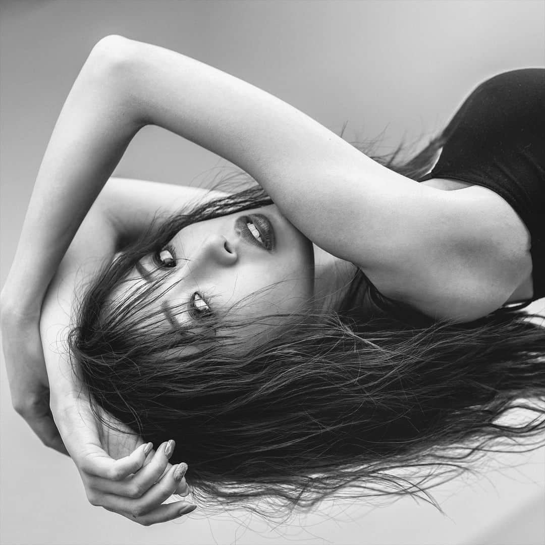 のインスタグラム：「. 📷 THE WORKS model:ayana hairmake:miyagaki.y photograph&artwork:rt8 .  #best_photogram #bestphotogram_portraits #beautiful #model #fashion #japan_photo_now #portrait_perfection #IGersJP #サロモ #関西モデル #ヘアメイク #撮影依頼募集中 #モデル #撮影 #ポートレート #カメラ #写真撮ってる人と繋がりたい #写真好きな人と繋がりたい #モデル募集 #ポートレート部 #東京カメラ部 #ポートレート女子 #被写体 #ポトレ #京都 #ファインダー越しの私の世界 #作品撮り #関西写真部 #モデルさんと繋がりたい #ポートレートしま専科」