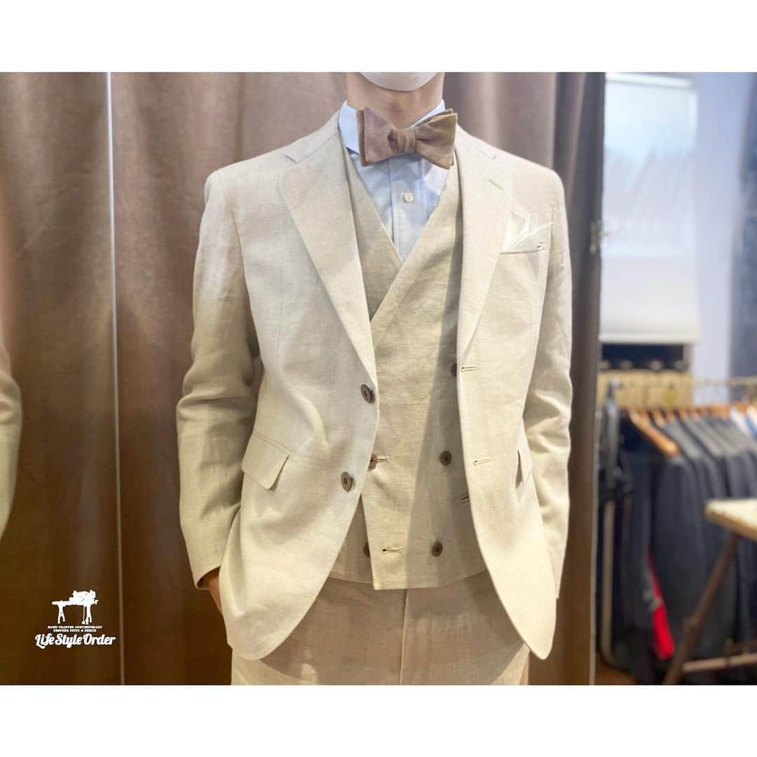 life_style_orderさんのインスタグラム写真 - (life_style_orderInstagram)「< linen × beige >﻿ ﻿ ベージュリネンのスリーピース。﻿ ﻿ 染めの蝶ネクタイと合わせてナチュラルな仕上がり。﻿ ﻿ -----------------------------------------﻿ 6/1より通常営業再開🙆‍♂️﻿ 11:00-19:00 木曜定休日﻿ 完全予約制﻿ ※HPのコンタクトフォームよりお願いします﻿ -----------------------------------------﻿ ﻿ #lifestyleorder #ライフスタイルオーダー #タキシード #プレ花嫁 #新郎 #ウェディングスーツ #2020秋婚 #2020冬婚 #リネンスーツ #ダブルベスト」6月26日 23時11分 - life_style_order