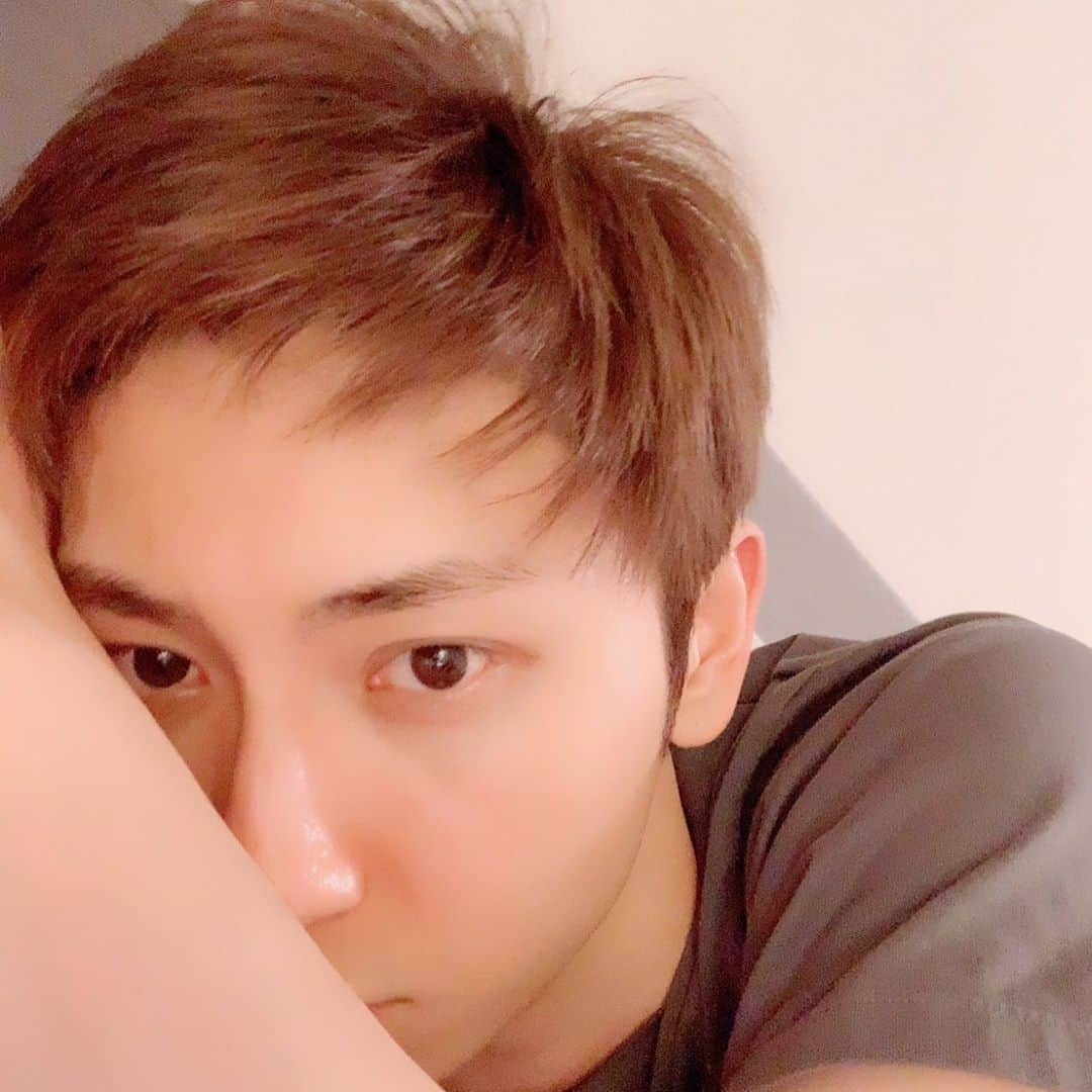 與真司郎さんのインスタグラム写真 - (與真司郎Instagram)「久しぶりのプライベート投稿。 ごめん🙏なかなかあげられなくて。意識しないとすぐSNS忘れてまう。笑　俺ホンマに写真撮らへんねんな。。。笑📸 お風呂に入ってもうベッドイン。 今日は疲れた😴でも、いい一日やった✌️ おやすみ💤 ファンのみんなにマジで会いたい😭😭😭 Miss you guys🥺 ドアップ失礼しました。。。🙈笑」6月26日 23時11分 - shinjiroatae1126