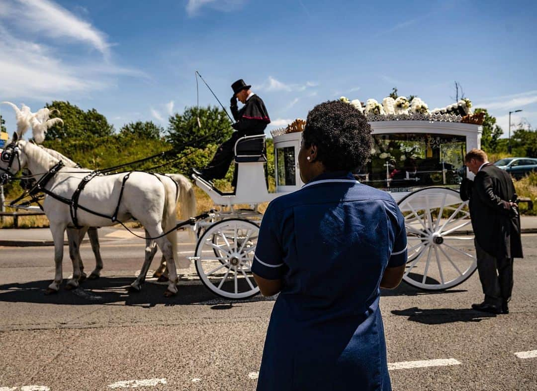 National Geographic Creativeさんのインスタグラム写真 - (National Geographic CreativeInstagram)「Photo by @lynseyaddario | Hundreds lined the streets of Smallfield, England to bid farewell to native NHS paramedic and COVID-19 victim, Peter Hart, as his coffin travels through the town center en route his final resting place died.  Over 100 NHS workers have now died from COVID-19 in the UK. As the United Kingdom nears 50,000 deaths from COVID-19, people of all different faiths and background are finding ways to pay tribute to loved ones while maintaining social distancing, and adhering to the limits of mourners being imposed at cemeteries and crematoriums across the country. Featured work created with the National Geographic Society COVID-19 Emergency Fund. To see more of my work, follow @lynseyaddario. @insidenatgeo」6月26日 23時11分 - natgeointhefield