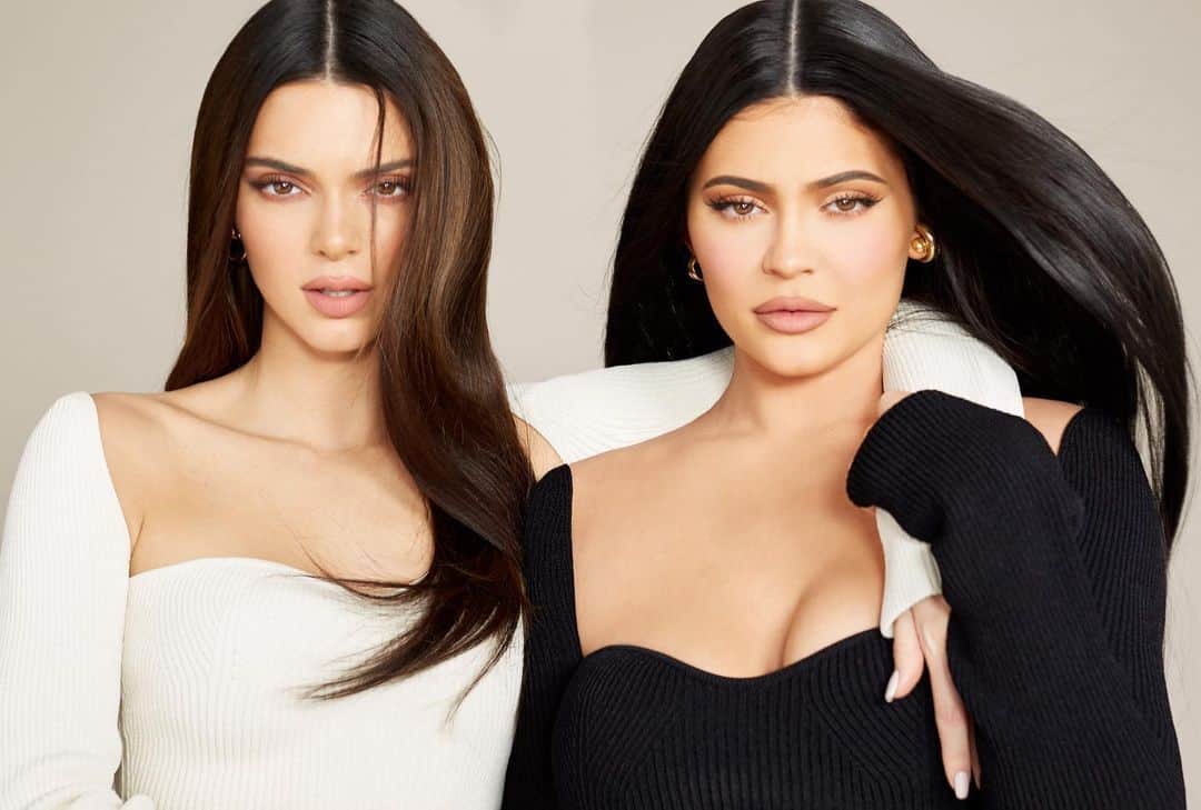 Kylie Cosmeticsさんのインスタグラム写真 - (Kylie CosmeticsInstagram)「2 hours until #kendallxkylie collection launches! 🤍✨ 9am pst on kyliecosmetics.com」6月26日 23時18分 - kyliecosmetics