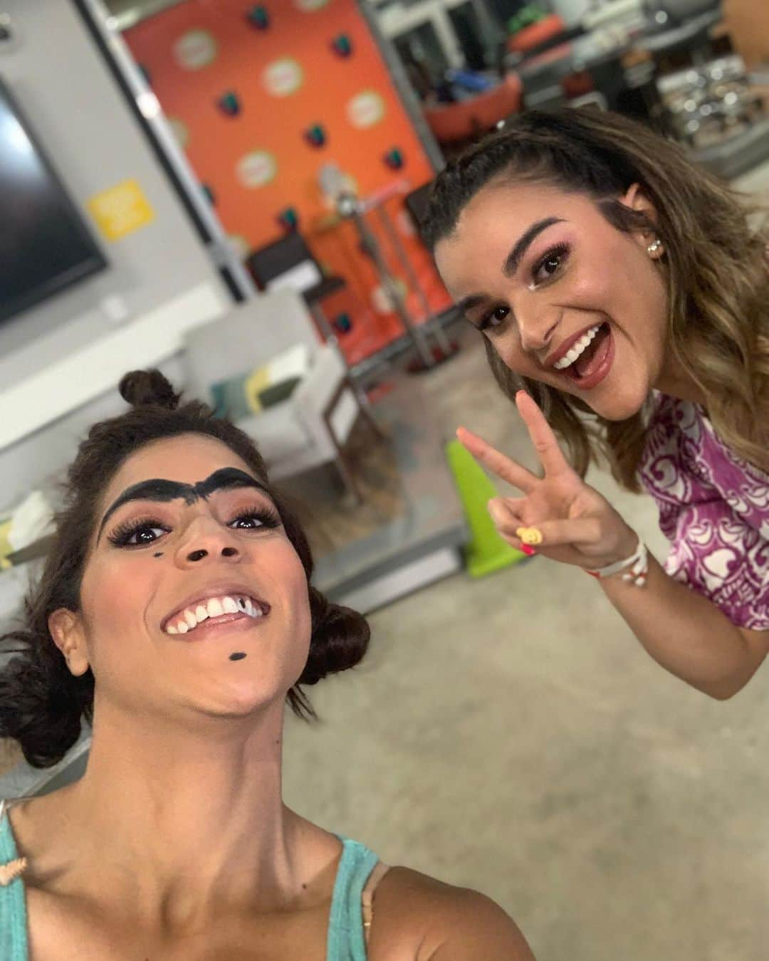 Despierta Americaさんのインスタグラム写真 - (Despierta AmericaInstagram)「Feliz viernes  #PlatanoPower @melamelazaoficial  y @clarissamolina」6月26日 23時19分 - despiertamerica