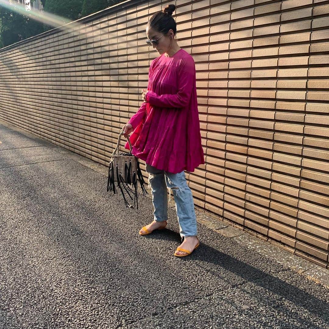 亀恭子のインスタグラム：「久しぶりに鮮やかcolor . . . 気分が上がる❤︎ . . today's… #fashion #ootd #kkstyle #tokyo #kamescloset #tops #merlette #pants #yanuk #bag #ludlow #shoes #manoloblahnik #jun #summer」