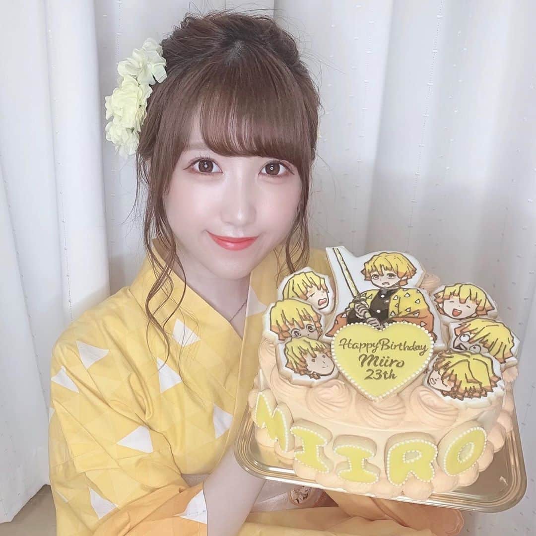田口未彩のインスタグラム：「🌷 . . . 23歳になりました、、！！！ . . ママに善逸の浴衣作ってもらって、 そしてママの知り合いの方に 可愛すぎる善逸のケーキも作って頂きました🥺💓💓 あぁもうほんとに感謝でいっぱい。。 わがまま言って大変なデザインお願いしちゃったのに めちゃめちゃ可愛くしてくれてありがとうございます😢💓💓 味もほんっとに美味しくてぺろりでした、残りはゆっくり食べよ😚💓 . . かわいすぎる、、好きなものに囲まれて幸せ⚡️⚡️ . . . #善逸　#善逸ケーキ　#鬼滅の刃　#鬼滅　#鬼滅ケーキ　#鬼滅の刃ケーキ　#鬼滅浴衣　#浴衣　#善逸浴衣　#誕生日　#誕生日ケーキ　#ケーキ　#キャラクターケーキ　#アイシングクッキー #アイシングケーキ　#鬼滅の刃ケーキ」