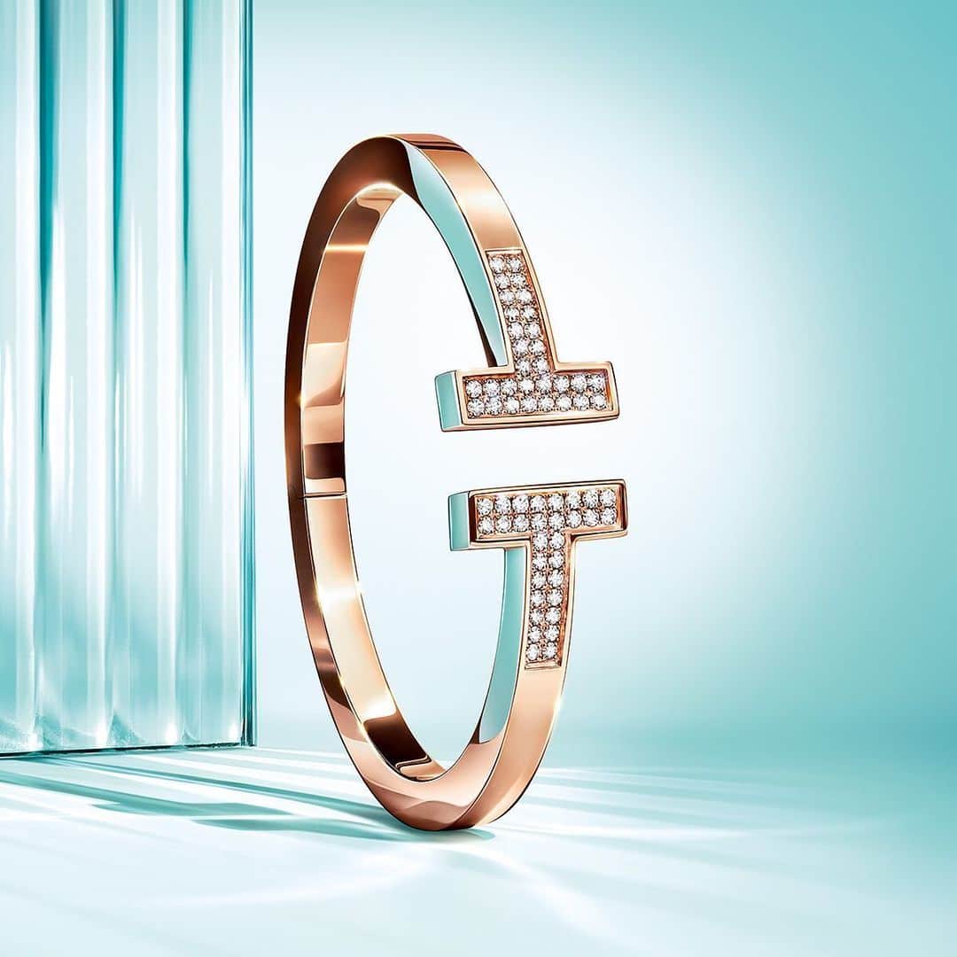 ティファニーさんのインスタグラム写真 - (ティファニーInstagram)「Circle up. Stay in the loop with our iconic #TiffanyT square bracelet. Tap to shop and discover more via the link in bio. #TiffanyAndCo」6月26日 23時24分 - tiffanyandco