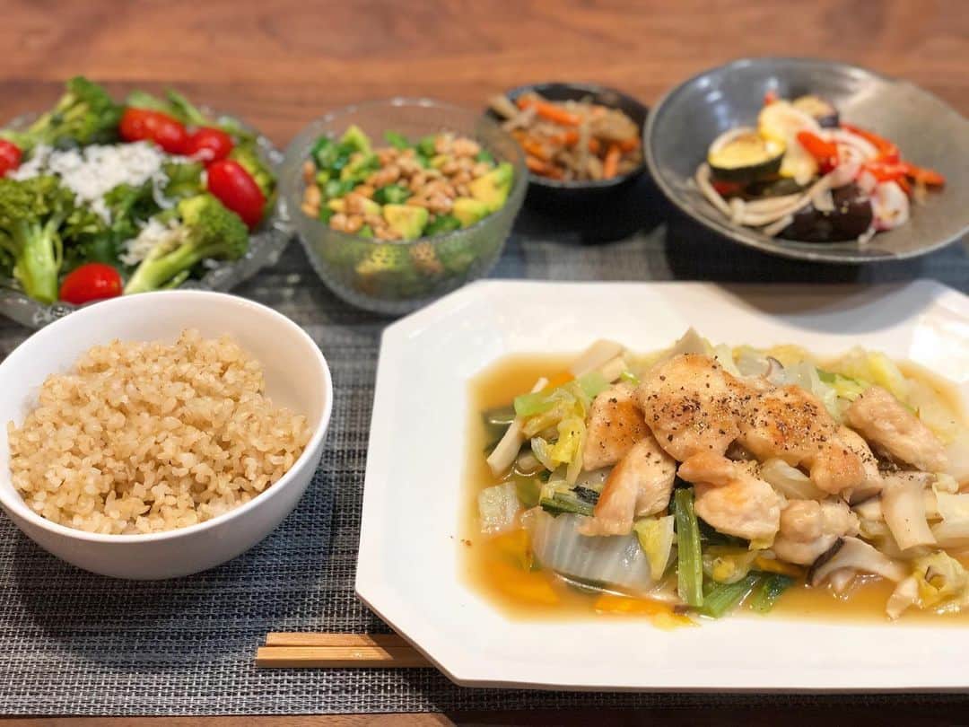 西木恵美里のインスタグラム：「#鶏むね肉の八宝菜風 #夏野菜のマリネ #アボカドオクラ納豆 #きんぴらごぼう #しらすサラダ #玄米  きょう薬局行くのに外出たら(車で連れてってもらったから外にいたの一瞬だけど)暑すぎてびっくりした☀️」