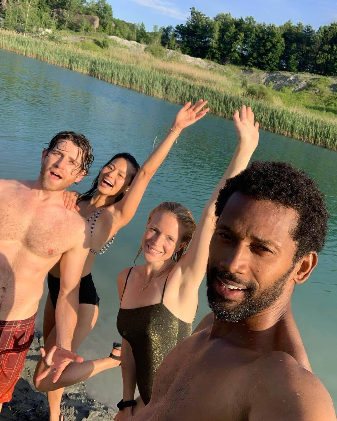 ジェイミー・チャンさんのインスタグラム写真 - (ジェイミー・チャンInstagram)「We went on a crazy hike with the #quaranteam to find a quiet swimming hole before heading back to our camp. What do you guys like to do to destress?」6月26日 23時30分 - jamiejchung