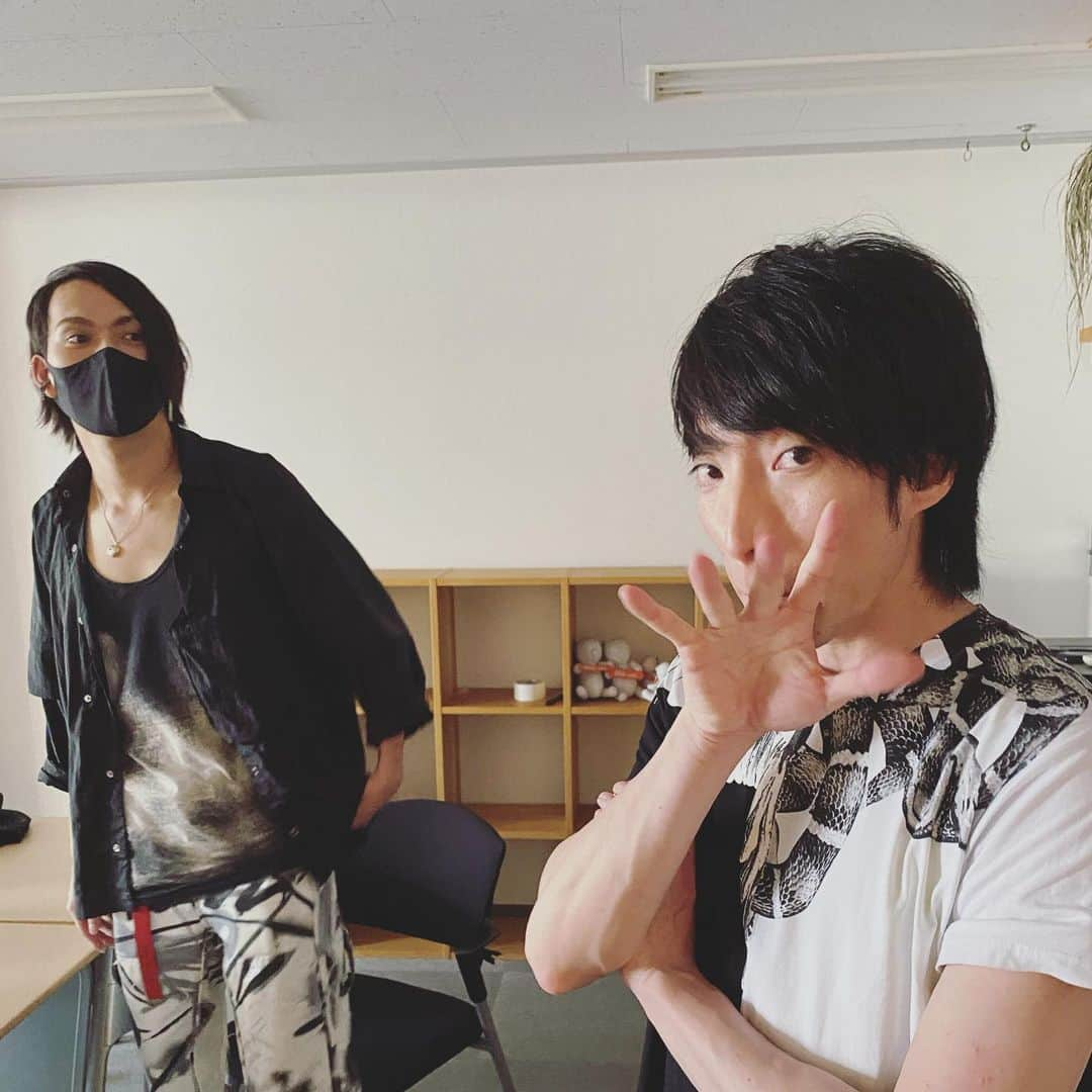 THE ORAL CIGARETTES さんのインスタグラム写真 - (THE ORAL CIGARETTES Instagram)「久々に全員集合し、本日公開になったZepp Tour新グッズの着用写真を撮影しました！ みんな元気ですよー💪🏻 （しげさんの目線が気になる👀）」6月26日 23時31分 - the_oral_cigarettes_official