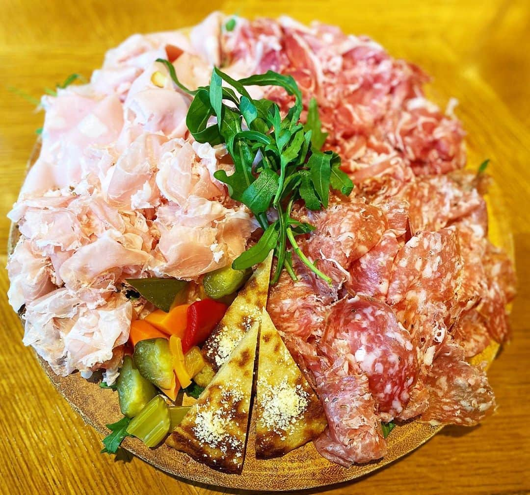 ベリッシモ・フランチェスコさんのインスタグラム写真 - (ベリッシモ・フランチェスコInstagram)「Italian style🇮🇹😚Enjoying italian salame and prosciutto at Trattoria L’Astro, Ebisu Tokyo😂👍恵比寿でイタリアの美味しいワインを飲みながらイタリアの生ハムとサラミを頂いております！笑🤣 #ベリッシモ #料理研究家 #francescobellissimo #chef #tvchef #italia #イタリア #イタリア料理 #恵比寿 #渋谷 #トラットリアラストロ #グルメ #サラミ #生ハム #prosciutto #salame #プロシュート #ベリッシモフランチェスコ #luxurylifestyle #enjoyfood #enjoylife #enjoy #イタリアン #tokyo #japan #italianrestaurant #mesfonno #italianfood #コロナ対策 #世界くらべてみたら」6月26日 23時43分 - bellissimoyoshi