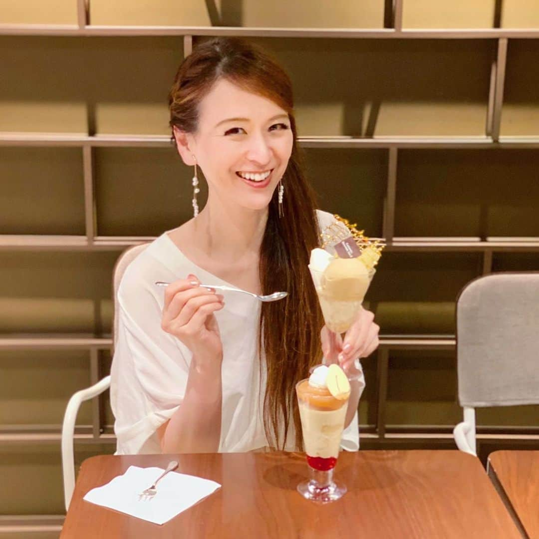 里井真由美さんのインスタグラム写真 - (里井真由美Instagram)「#pierremarcolini #chocolate #belgium ㊗️20周年❗️ピエールマルコリーニのショコラが日本に来日して20年‼️ ・ ・ 🇧🇪🇯🇵記念チョコ&季節パフェの会にお招き頂きました🙏 @pierre_marcolini_japan  @pierremarcolini ・ ・ パフェは塩キャラメルと季節限定のピーチパフェ🍑ピーチとホワイトチョコがぴったり合う〜♡ ・ ・ 20周年ショコラはスペシャリテがギュッと入ってます。スクエア型の可愛いミニトートも限定販売♡ ・ ・ カカオの産地別ショコラや、マルコリーニシェフならではのハート型ショコラは2種入ってます♥️💛 ・ ・ ミニトートは、今日、お着物で収録があったから早速使いました。携帯と貴重品入れてスタジオ移動したり、小物入れたり。シンプルで使いやすいです😊 ・ ・ 🇧🇪🇯🇵毎年日本にお見えになっていたシェフ。ベルギー大使館での新作発表会はお伺いするのが楽しみでした。 (→シェフとの画像は2019年10月です) ・ ・ 早くコロナが落ち着いてまたご来日頂けるといいな〜🇧🇪🇧🇪 ・ ・ それまでは銀座店のシェフのお人形に会いに行って、おいしいショコラをしっかり食べよう♡秋にはマロンパフェも登場するので、今からもう楽しみ🌰🌰🌰🌰🌰🌰🌰🌰🌰🌰🌰笑 ・ ・ ピーチパフェと20周年記念ショコラは数量限定なのでお見逃しなく〜 ・ ・ #ピエールマルコリーニ #ピエールマルコリーニ銀座 #20周年#ショコラ#チョコレート#kimono#kimonostyle #モンブランの世界#栗#和栗#栗スイーツ#モンブラン#里井真由美#衣替えモンブラン#着物#フードジャーナリスト里井真由美」6月26日 23時35分 - mayumi.satoi