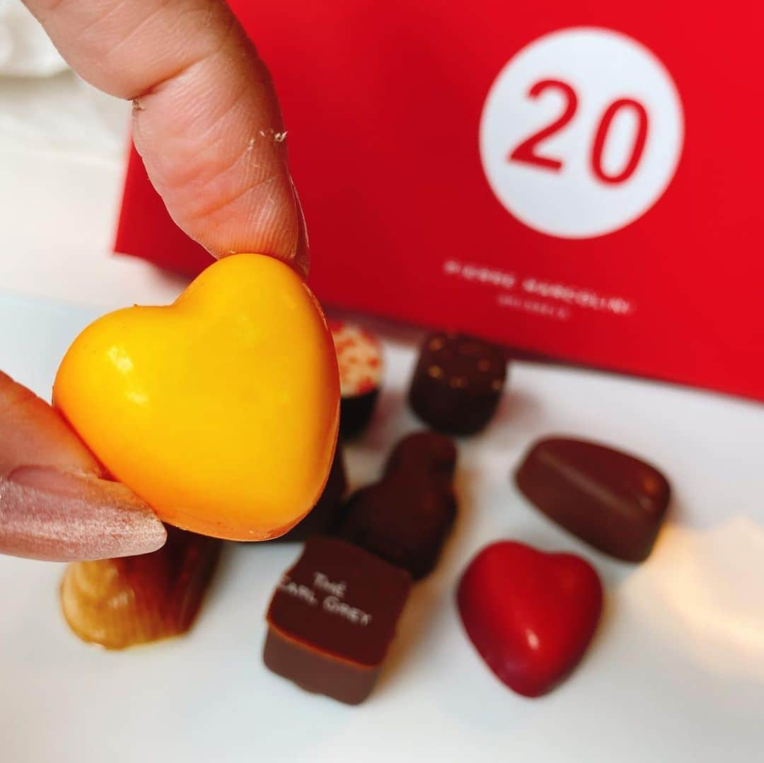 里井真由美さんのインスタグラム写真 - (里井真由美Instagram)「#pierremarcolini #chocolate #belgium ㊗️20周年❗️ピエールマルコリーニのショコラが日本に来日して20年‼️ ・ ・ 🇧🇪🇯🇵記念チョコ&季節パフェの会にお招き頂きました🙏 @pierre_marcolini_japan  @pierremarcolini ・ ・ パフェは塩キャラメルと季節限定のピーチパフェ🍑ピーチとホワイトチョコがぴったり合う〜♡ ・ ・ 20周年ショコラはスペシャリテがギュッと入ってます。スクエア型の可愛いミニトートも限定販売♡ ・ ・ カカオの産地別ショコラや、マルコリーニシェフならではのハート型ショコラは2種入ってます♥️💛 ・ ・ ミニトートは、今日、お着物で収録があったから早速使いました。携帯と貴重品入れてスタジオ移動したり、小物入れたり。シンプルで使いやすいです😊 ・ ・ 🇧🇪🇯🇵毎年日本にお見えになっていたシェフ。ベルギー大使館での新作発表会はお伺いするのが楽しみでした。 (→シェフとの画像は2019年10月です) ・ ・ 早くコロナが落ち着いてまたご来日頂けるといいな〜🇧🇪🇧🇪 ・ ・ それまでは銀座店のシェフのお人形に会いに行って、おいしいショコラをしっかり食べよう♡秋にはマロンパフェも登場するので、今からもう楽しみ🌰🌰🌰🌰🌰🌰🌰🌰🌰🌰🌰笑 ・ ・ ピーチパフェと20周年記念ショコラは数量限定なのでお見逃しなく〜 ・ ・ #ピエールマルコリーニ #ピエールマルコリーニ銀座 #20周年#ショコラ#チョコレート#kimono#kimonostyle #モンブランの世界#栗#和栗#栗スイーツ#モンブラン#里井真由美#衣替えモンブラン#着物#フードジャーナリスト里井真由美」6月26日 23時35分 - mayumi.satoi